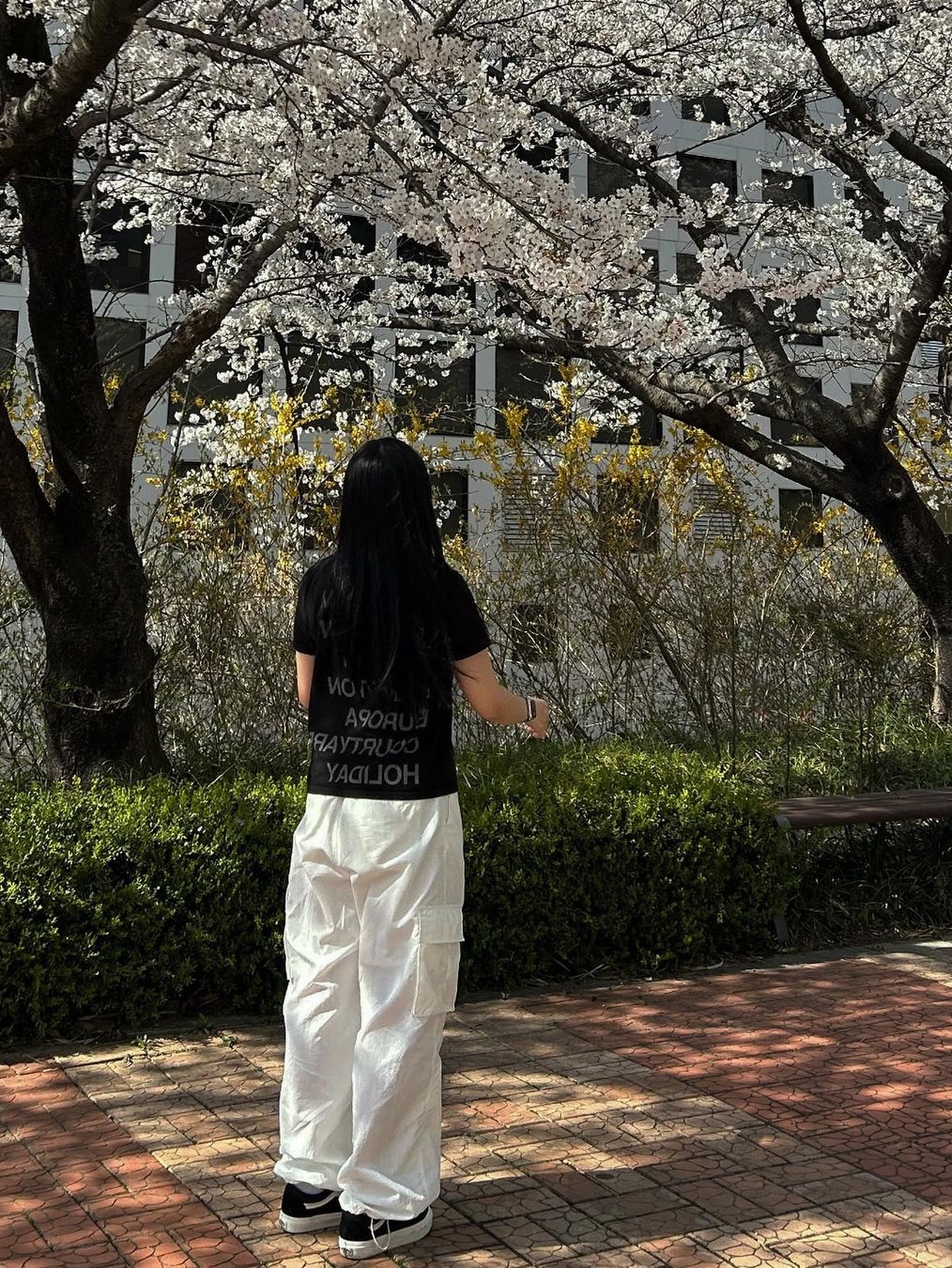 [KREAM 단독] Safarispot Women 1/2 Highway Inn T-Shirt White Black, [KREAM 단독] Safarispot Women 1/2 Highway Inn T-Shirt Black White 착용 스타일