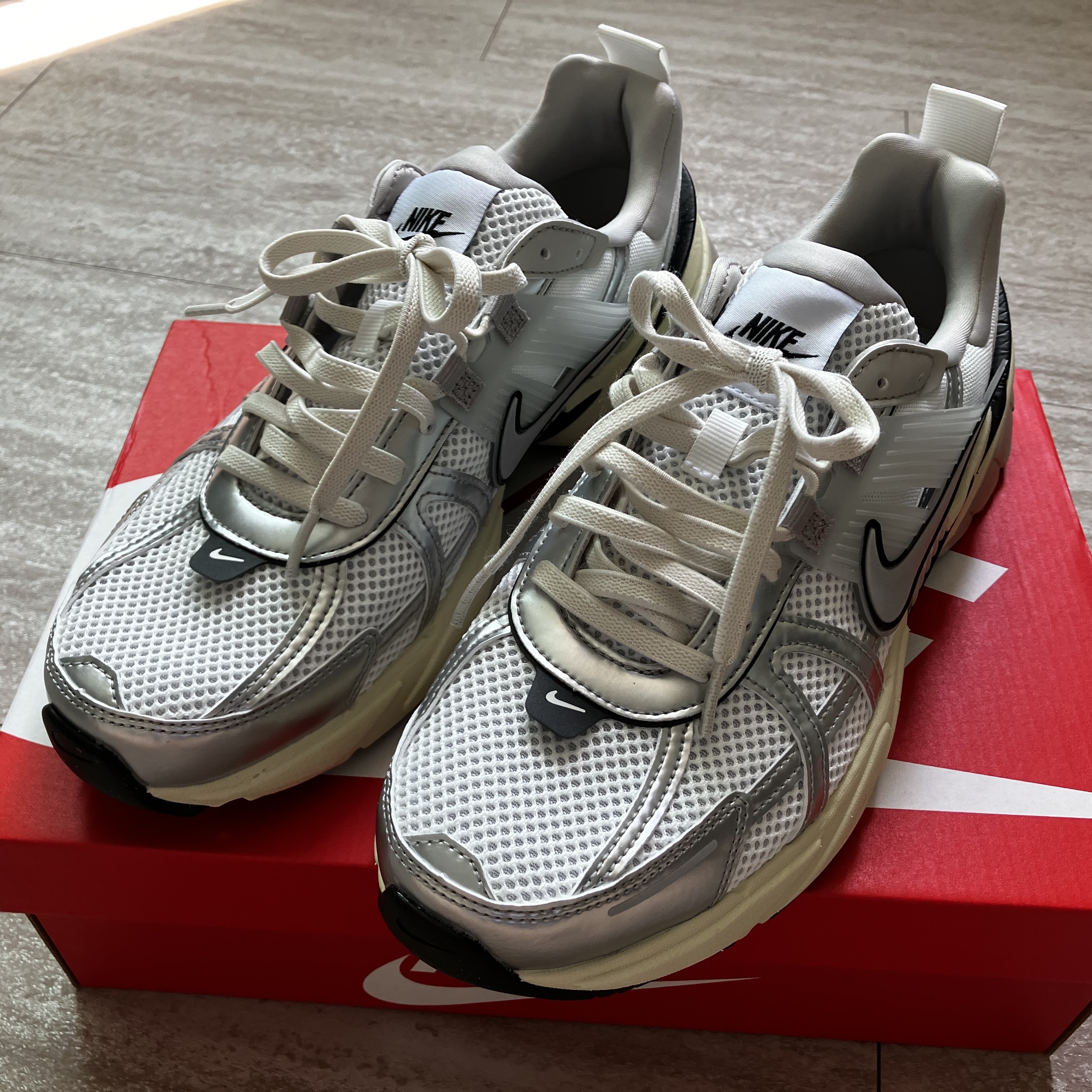 Nike V2K Run Summit White Metallic Silver 착용 스타일 - 1