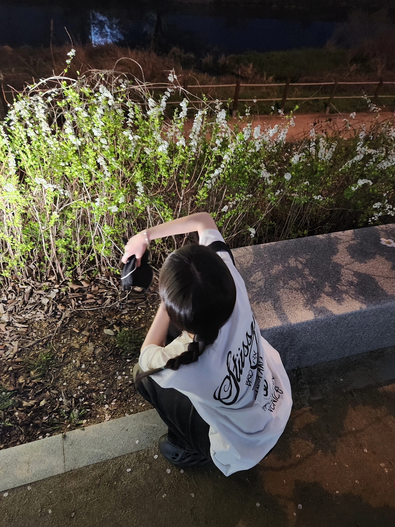 Stussy World Tour T-Shirt White 2023, Adidas Yeezy Foam RNNR Onyx 착용 스타일 - 2