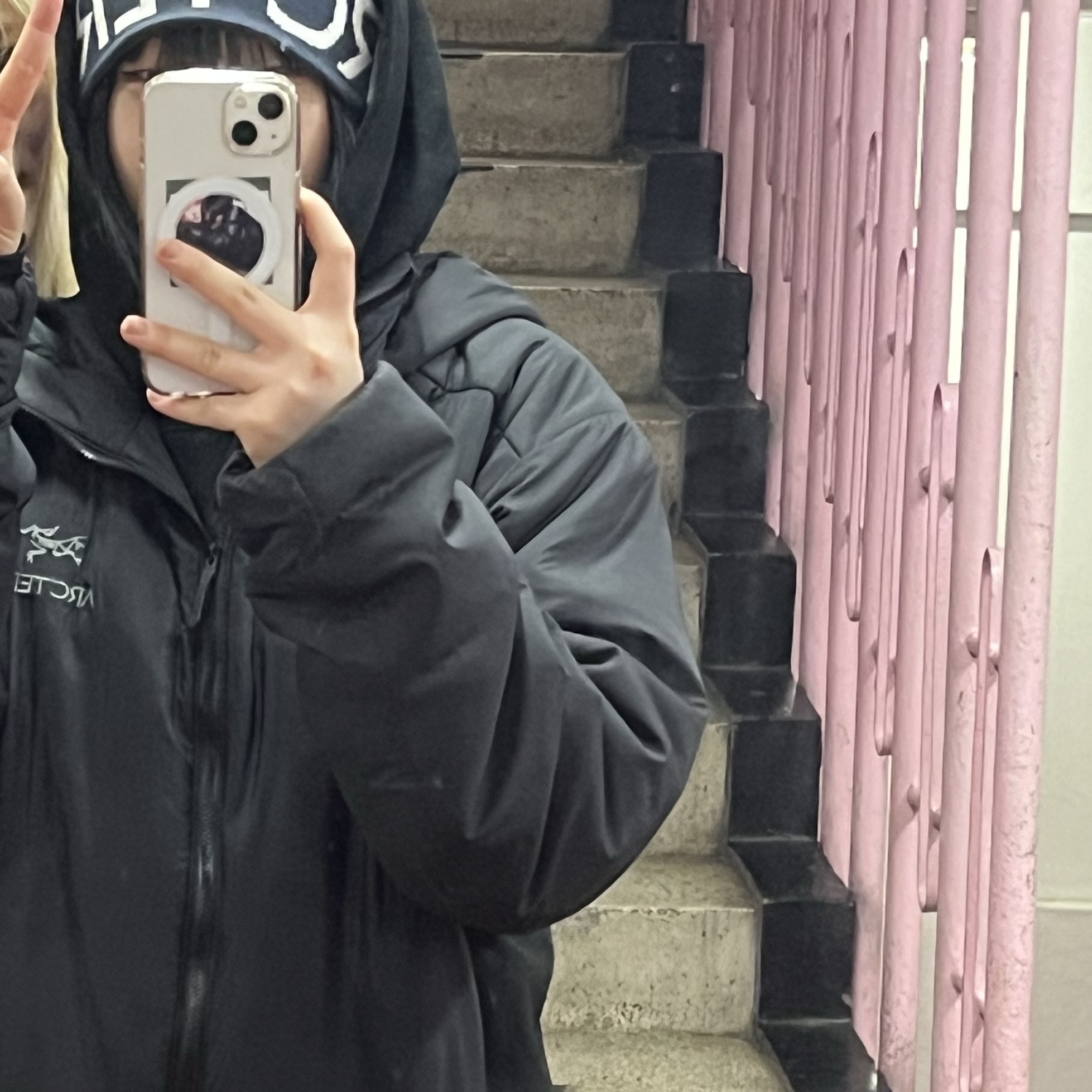 Arc'teryx Atom LT Hoody Black, Arc'teryx Word Head Toque Black Sapphire 착용 스타일 - 3