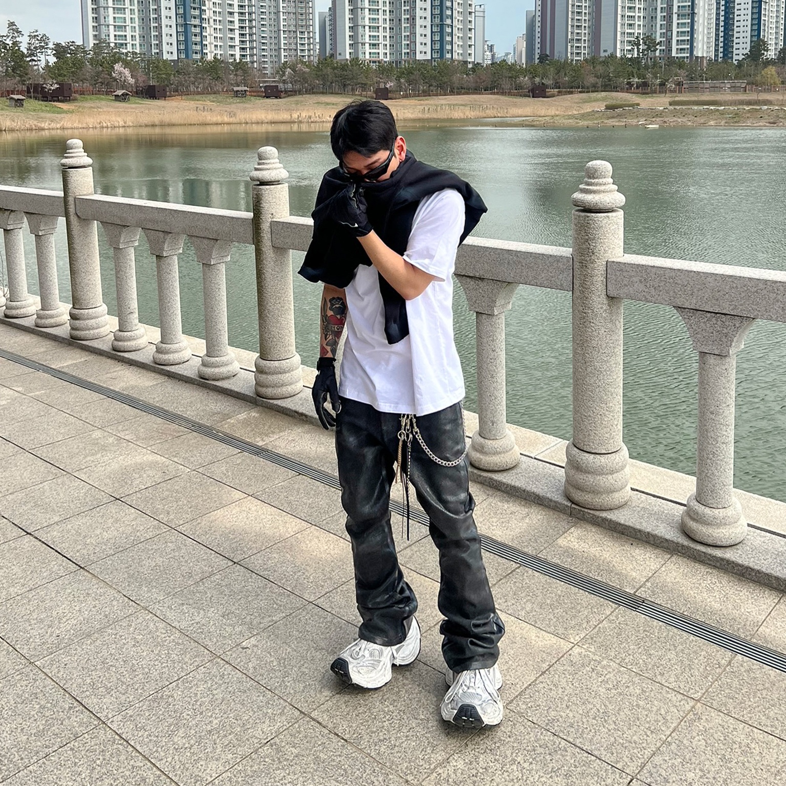 Balenciaga 10XL Sneakers White Black Grey 착용 스타일 - 4