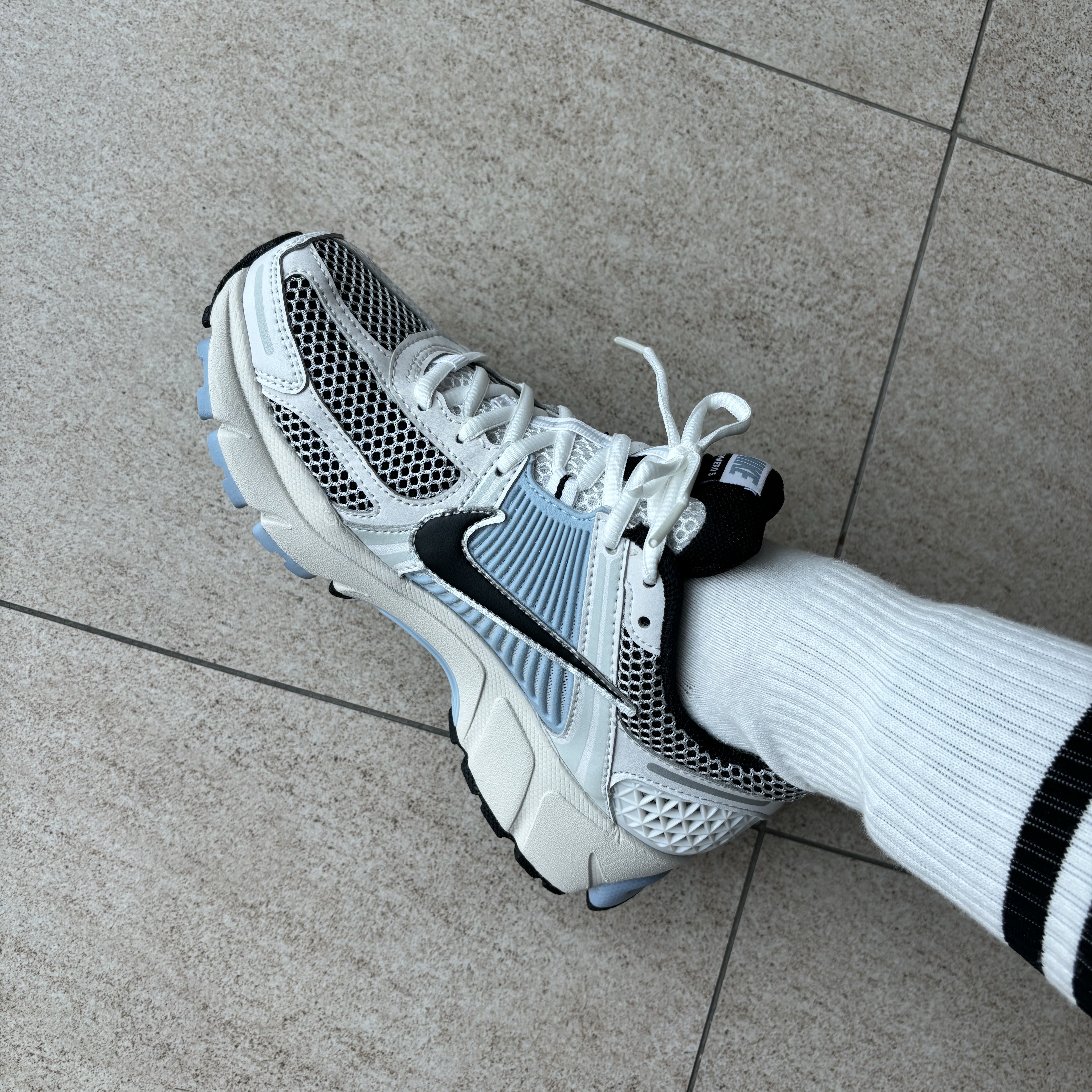(W) Nike Zoom Vomero 5 Platinum Tint Black 착용 스타일 - 3