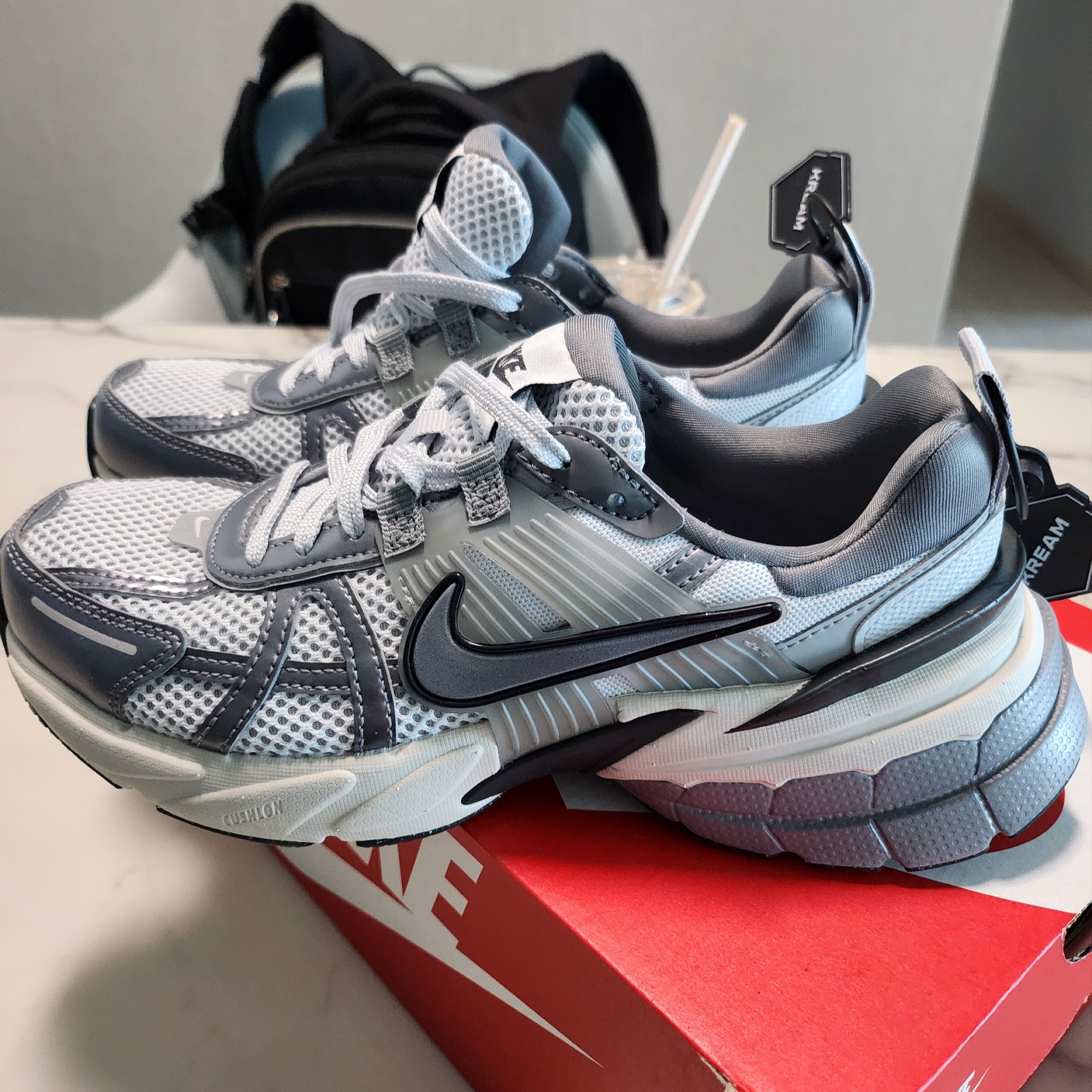 Nike V2K Run Pure Platinum Wolf Grey 착용 스타일 - 1