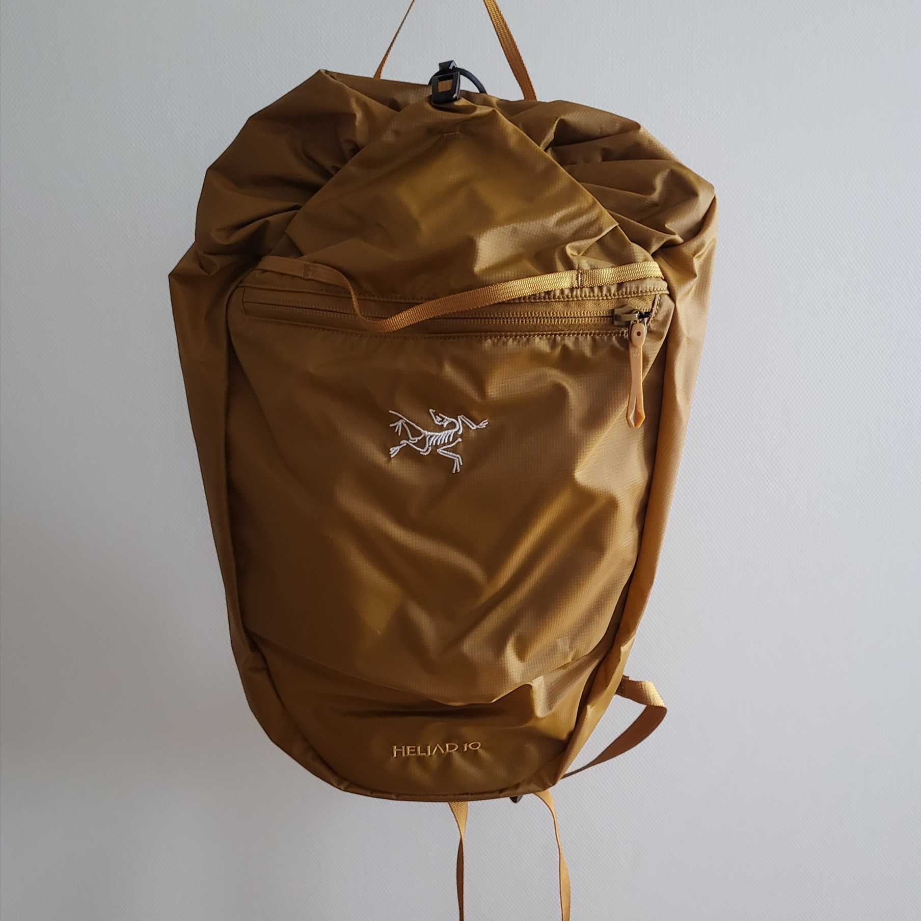 Arc'teryx Heliad 10 Backpack Yukon 착용 스타일