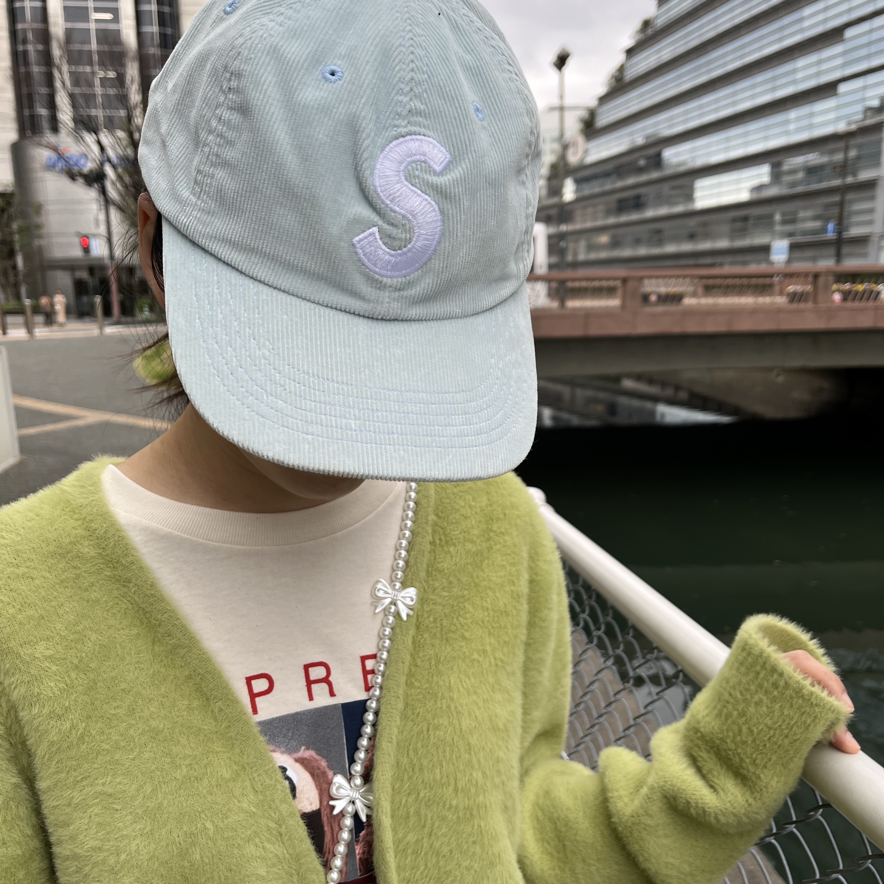 Supreme Rowlf T-Shirt Natural - 24SS, Supreme Fine Wale Corduroy S Logo 6-Panel Light Blue - 21SS 착용 스타일