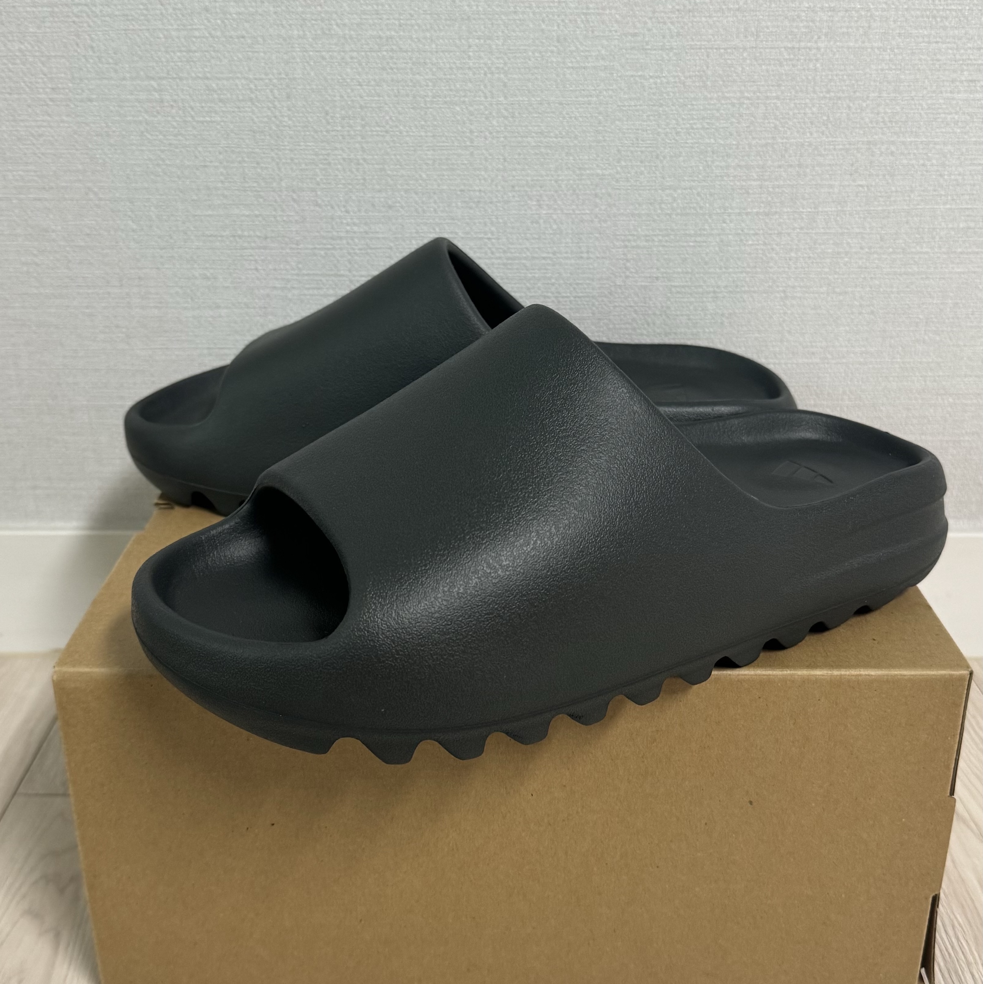 Adidas Yeezy Slide Dark Onyx 2024 착용 스타일