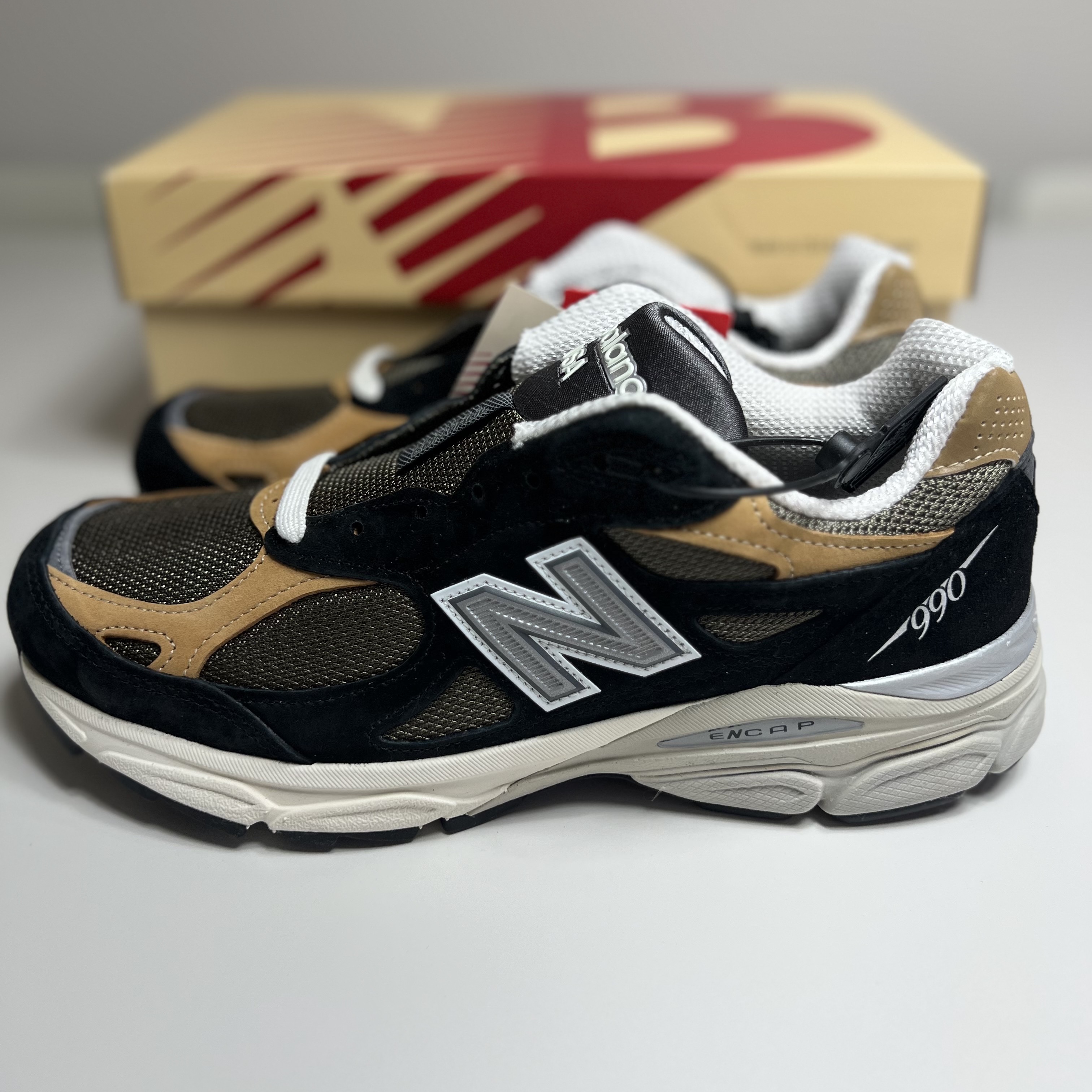 New Balance 990v3 Made in USA Black Tan 착용 스타일