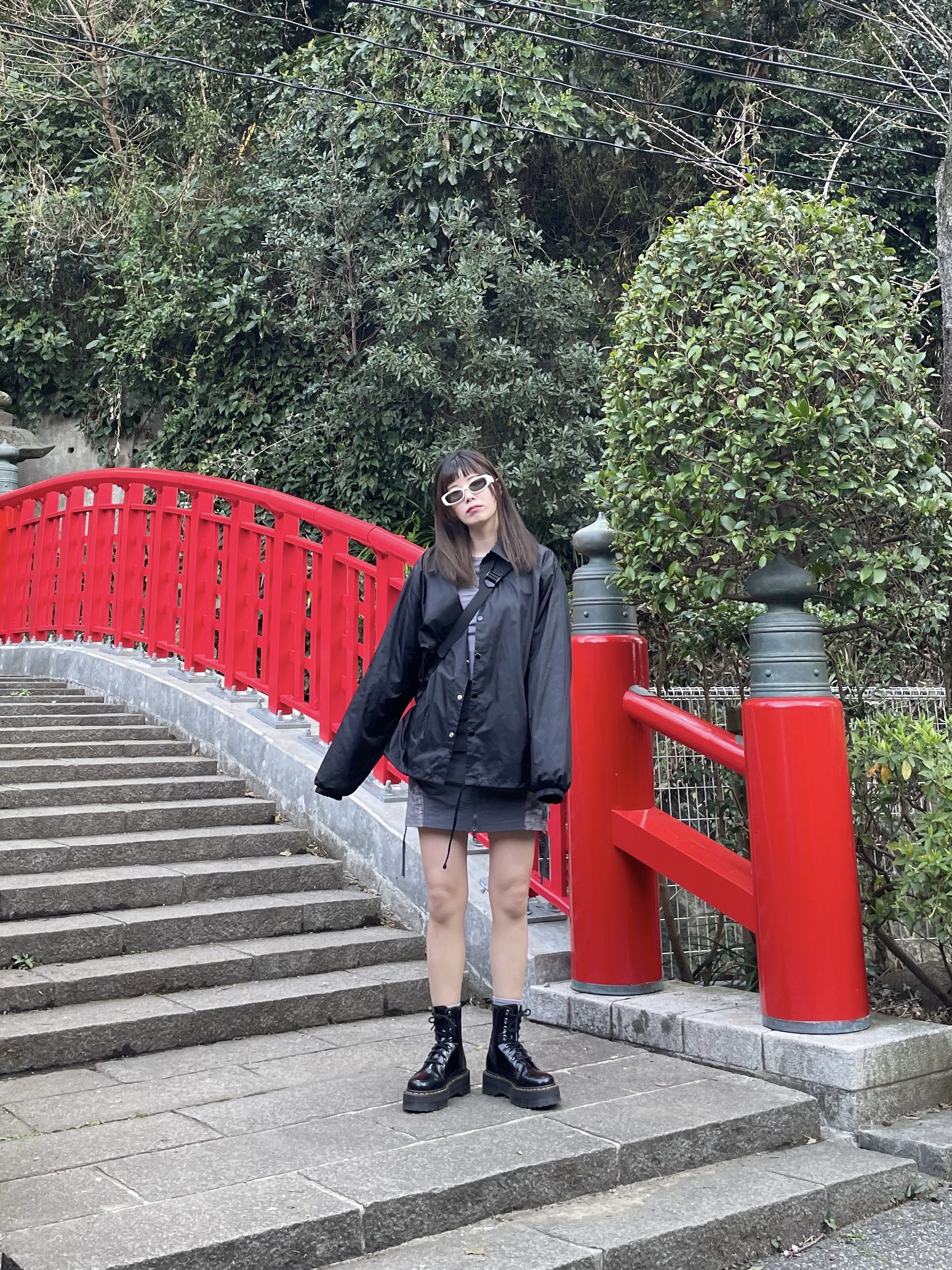 CDG Logo Coach Jacket Black, Dr. Martens Jadon Boots Black 착용 스타일 - 1