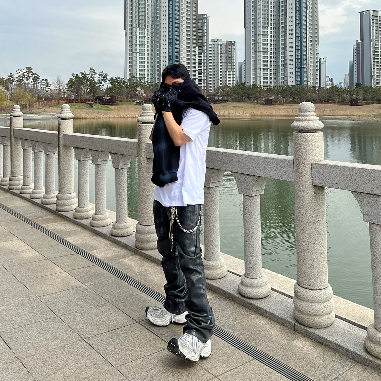 Balenciaga 10XL Sneakers White Black Grey 착용 스타일 - 2
