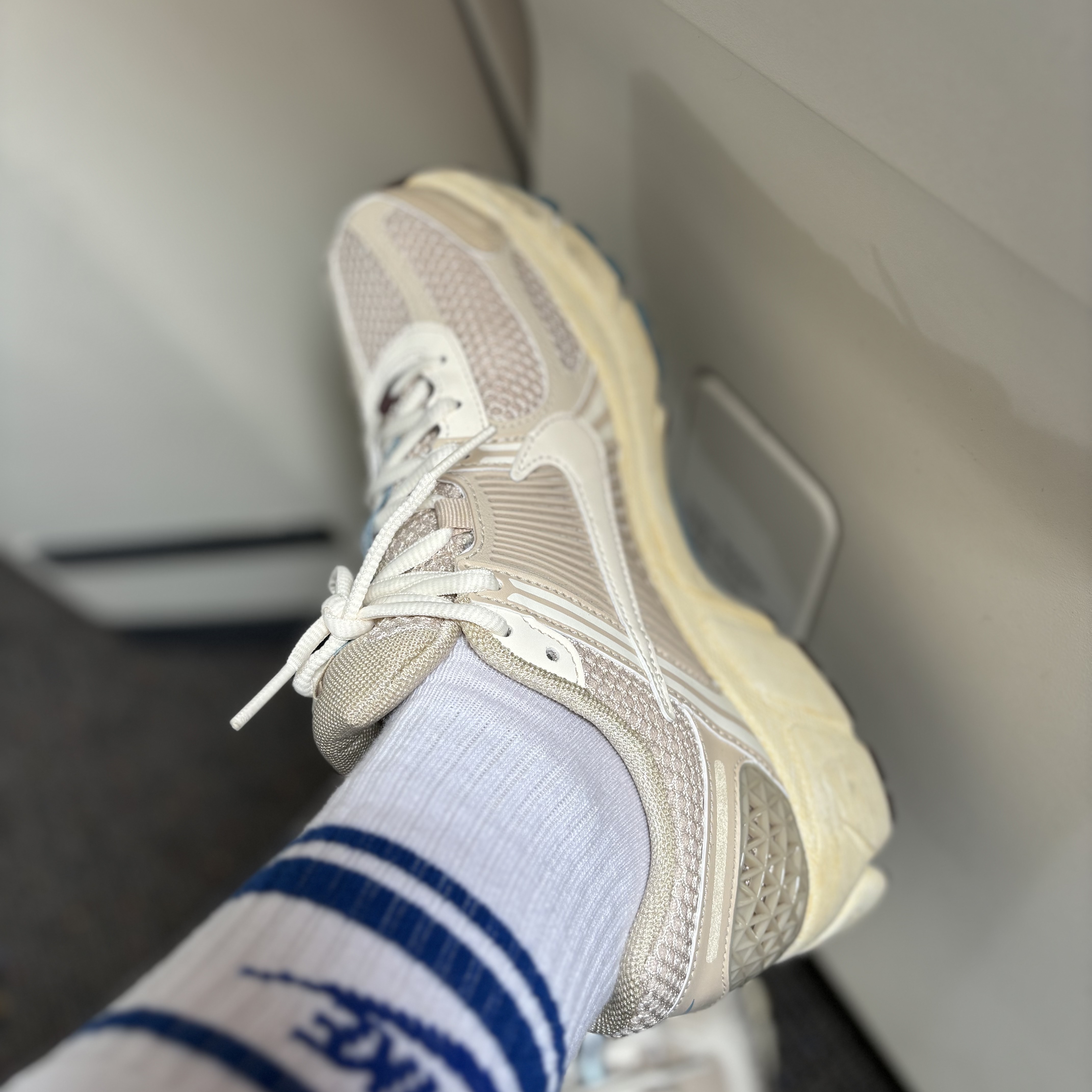 (W) Nike Zoom Vomero 5 Oatmeal 착용 스타일