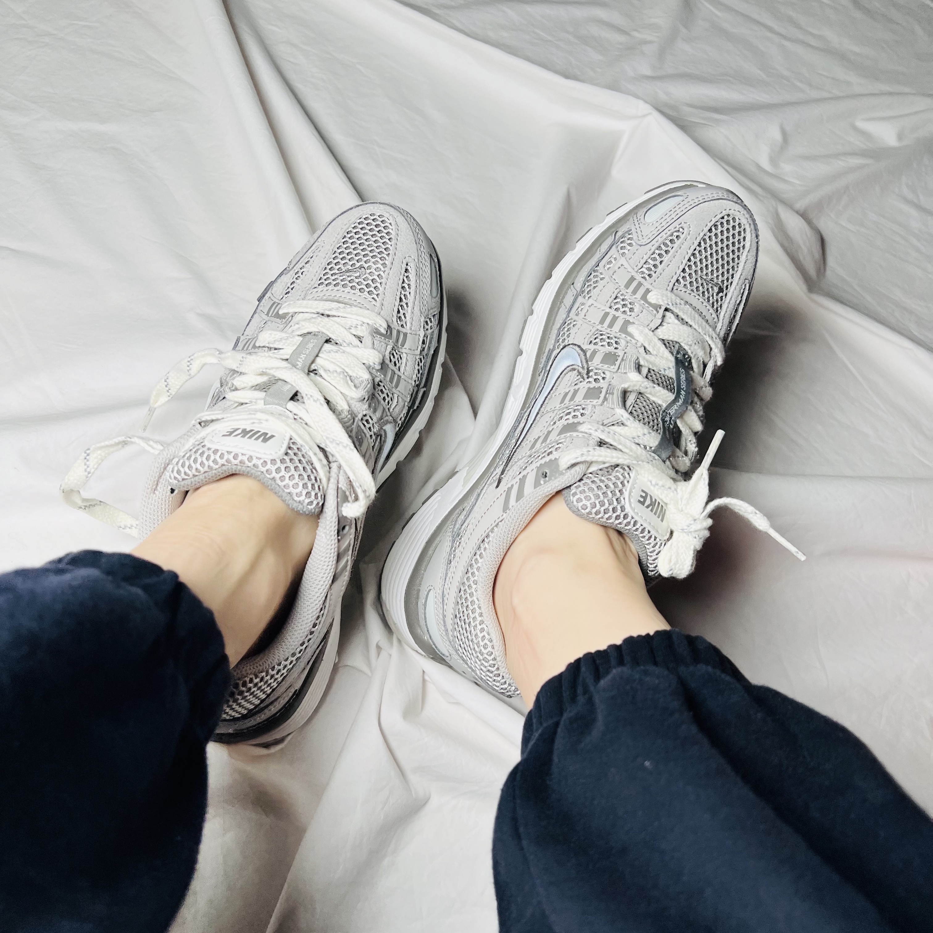 Nike P-6000 PRM Light Iron Ore 착용 스타일