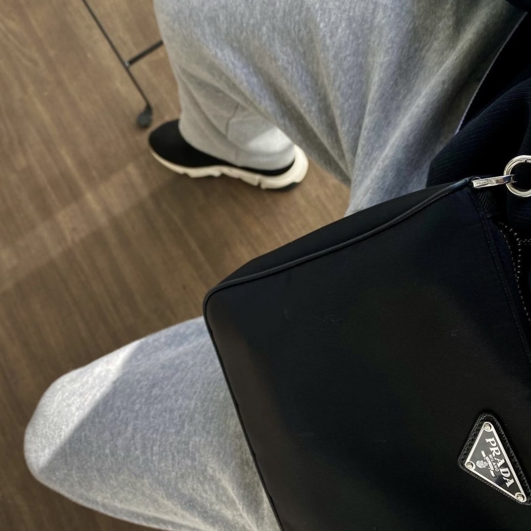 Balenciaga Speed Trainer Black White 2019, Prada Re-Nylon and Saffiano Leather Shoulder Bag Black 착용 스타일
