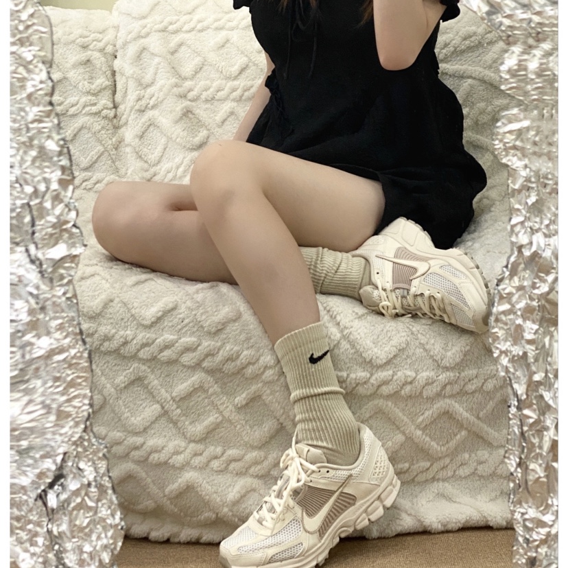 (W) Nike Zoom Vomero 5 Pale Ivory Sanddrift 착용 스타일