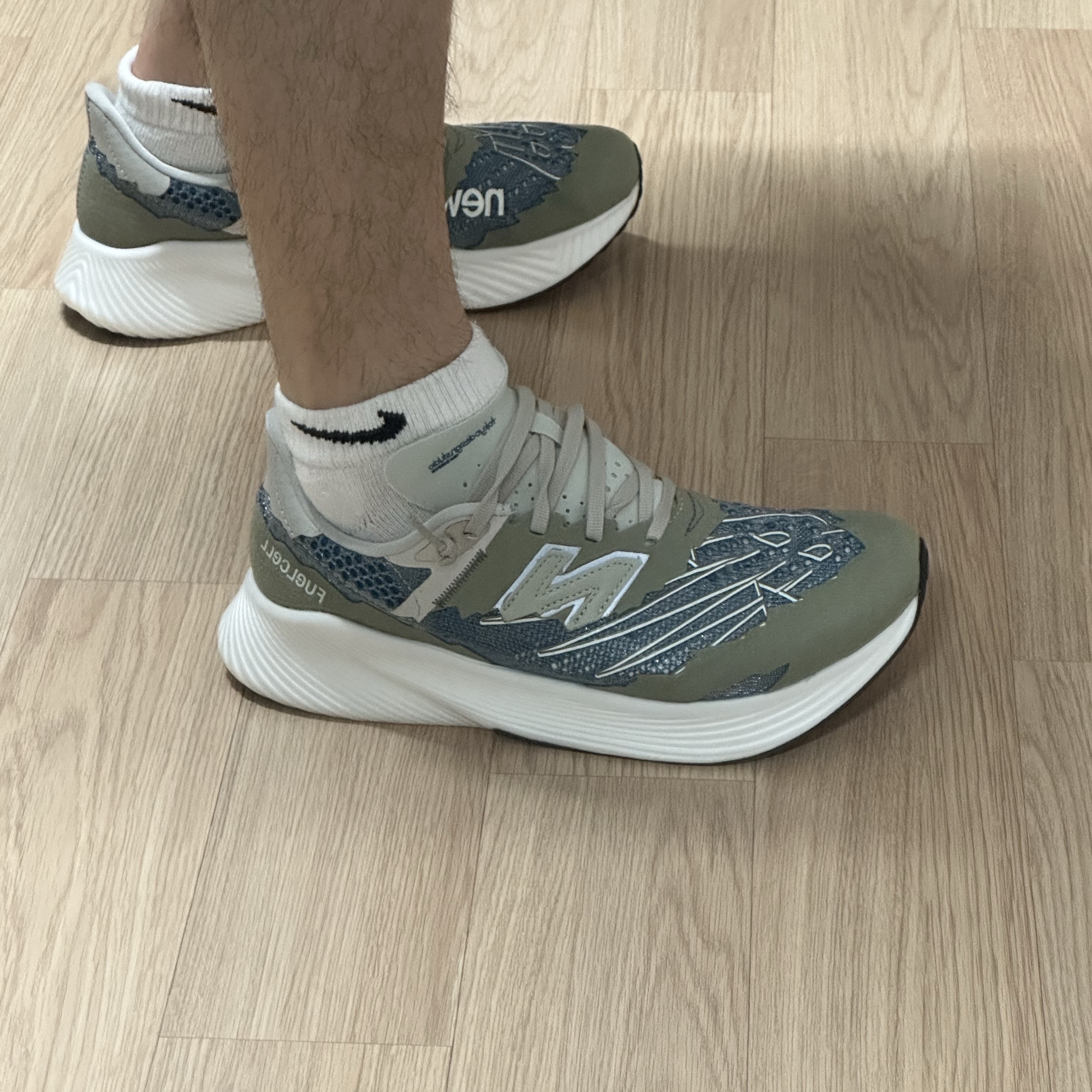 New Balance x Tokyo Design Studio FuelCell RC Elite v2 Blue Vetiver 착용 스타일 - 1