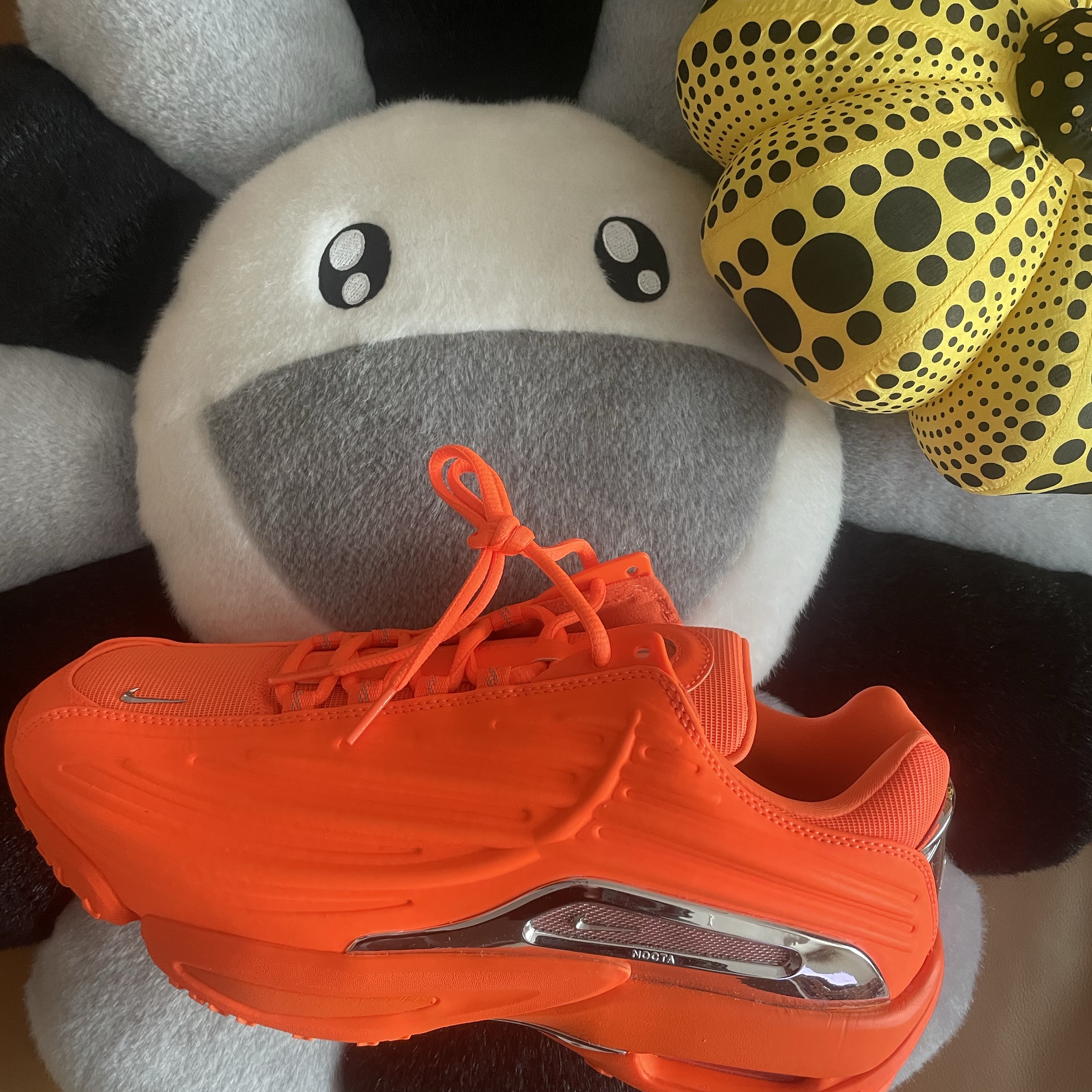 Kaikai Kiki Flower Cushion 60cm Grey Black, Nike x Drake Nocta Hot Step 2 Total Orange 착용 스타일 - 1