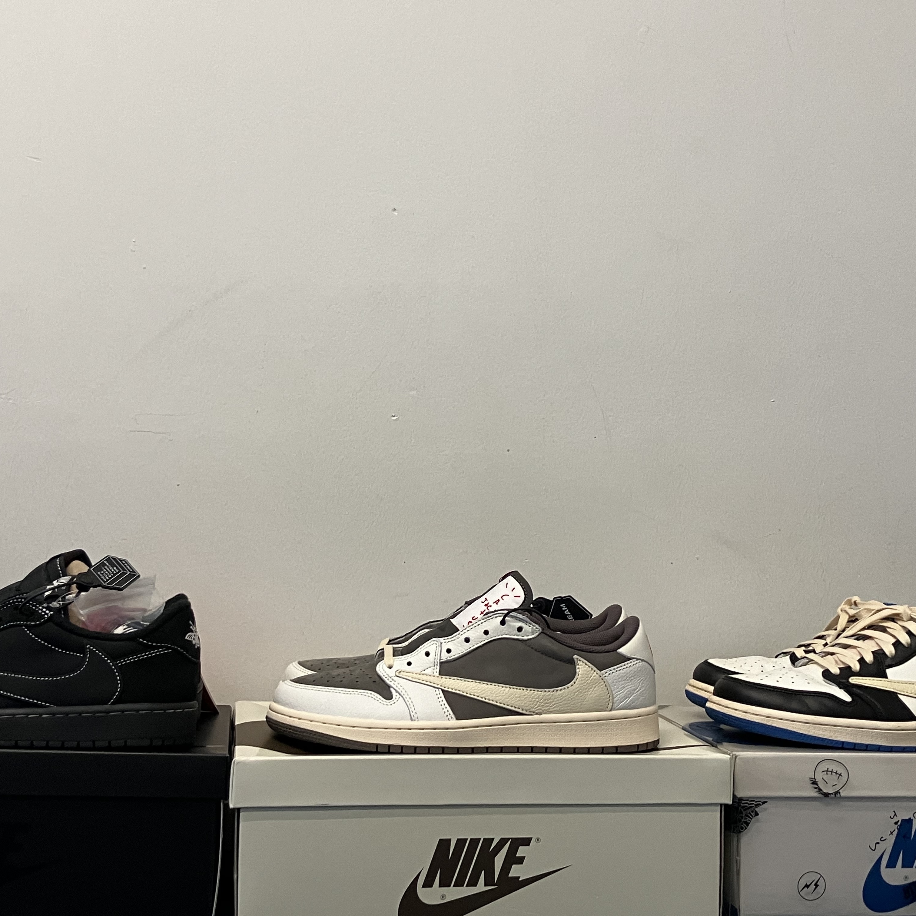 Jordan 1 x Travis Scott x Fragment Retro Low OG SP Military Blue, Jordan 1 x Travis Scott Retro Low OG SP Sail and Ridgerock 착용 스타일 - 1