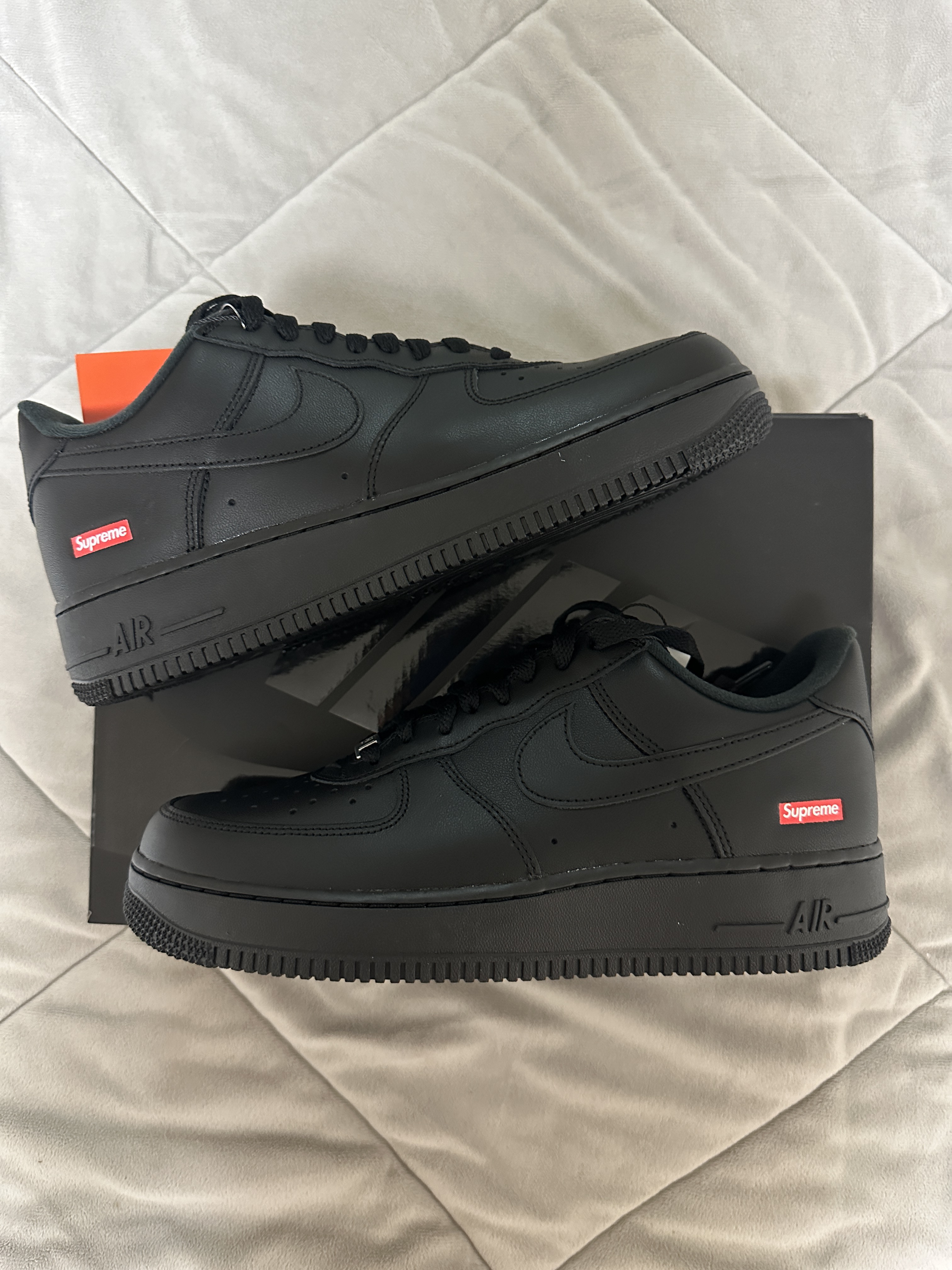 Nike x Supreme Air Force 1 Low Black 착용 스타일 - 3