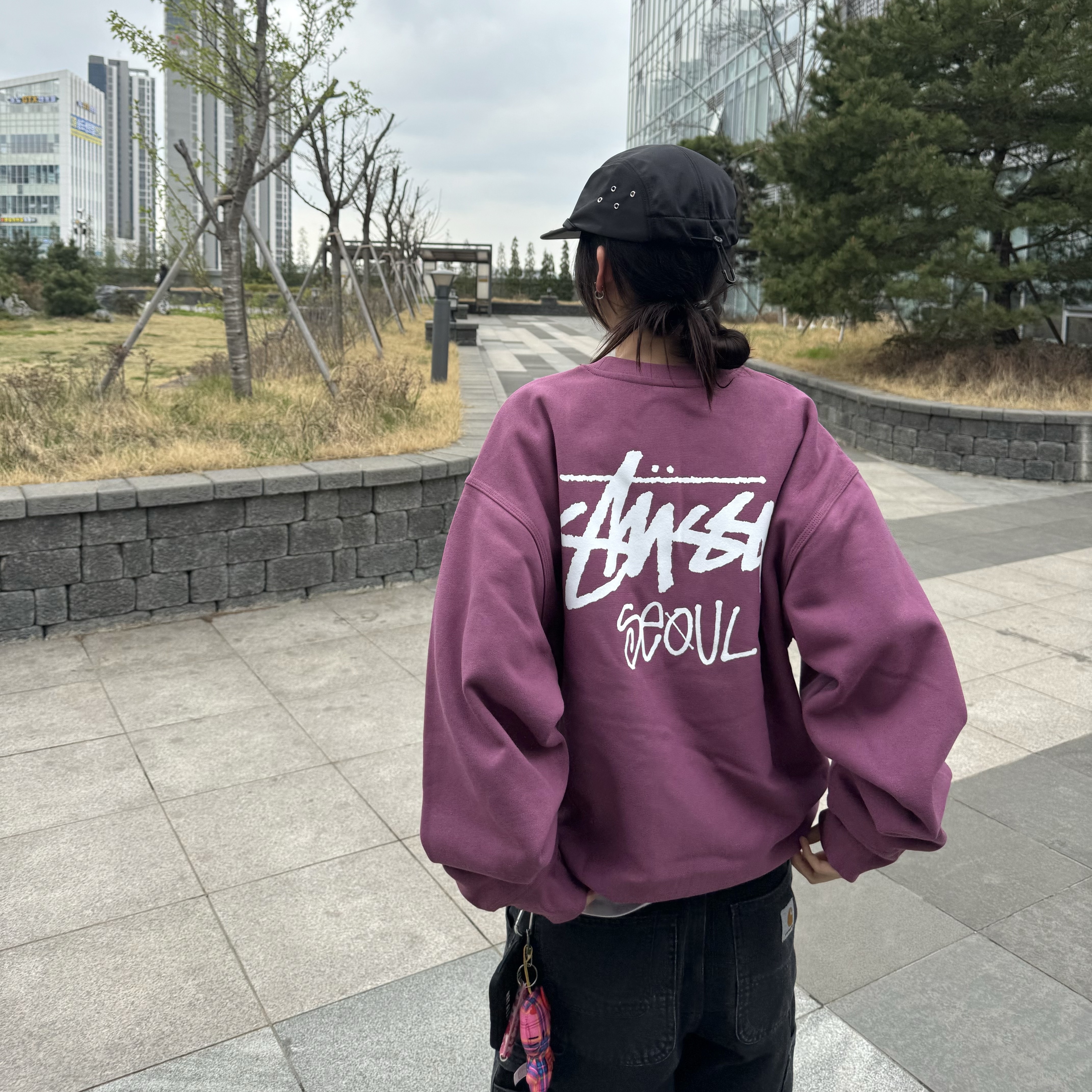 Stussy Stock Seoul Crew Berry 2024, Carhartt WIP Smith Denim Double Knee Pants Black Stone Washed 착용 스타일 - 1