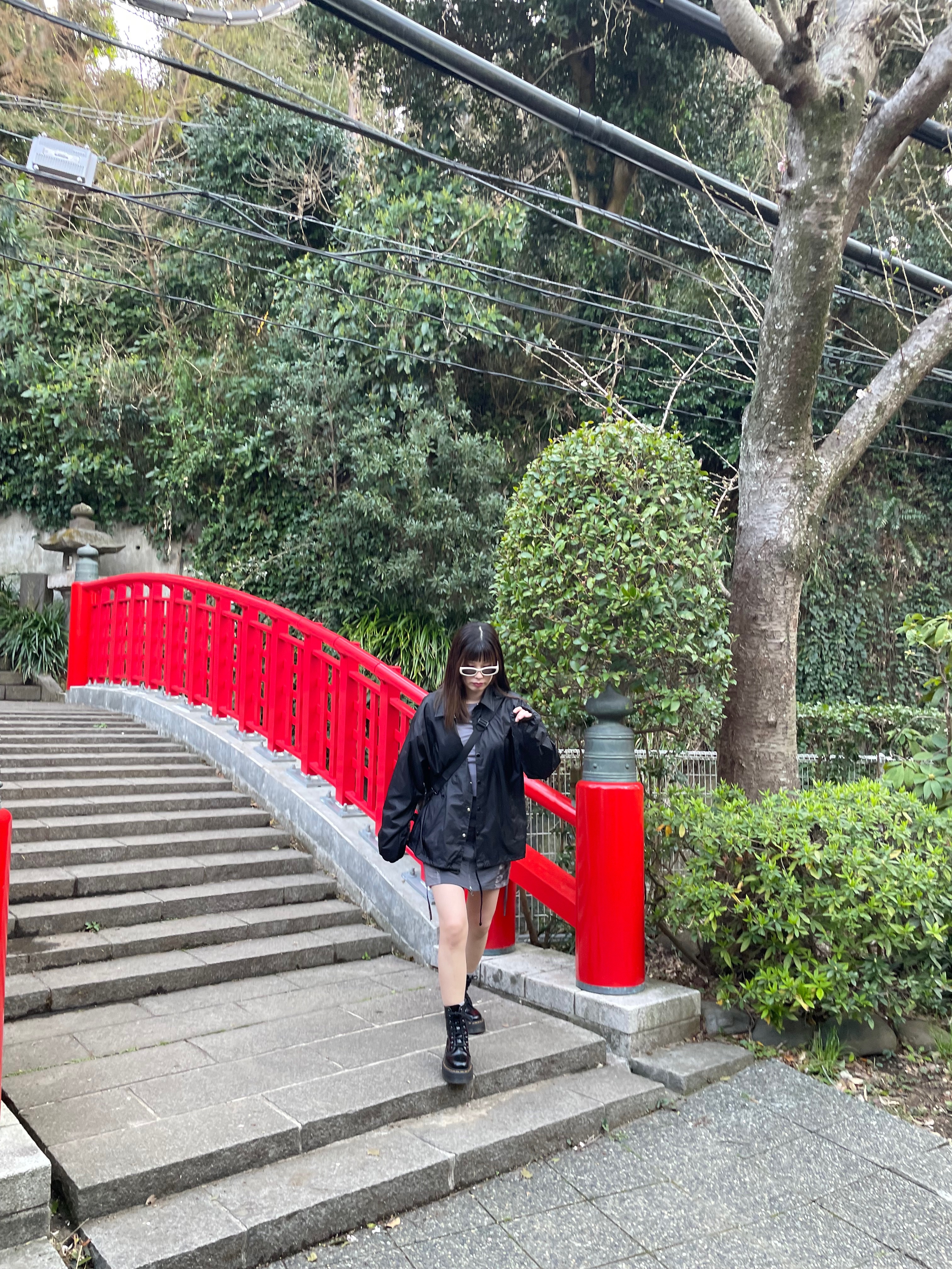 CDG Logo Coach Jacket Black, Dr. Martens Jadon Boots Black 착용 스타일 - 4