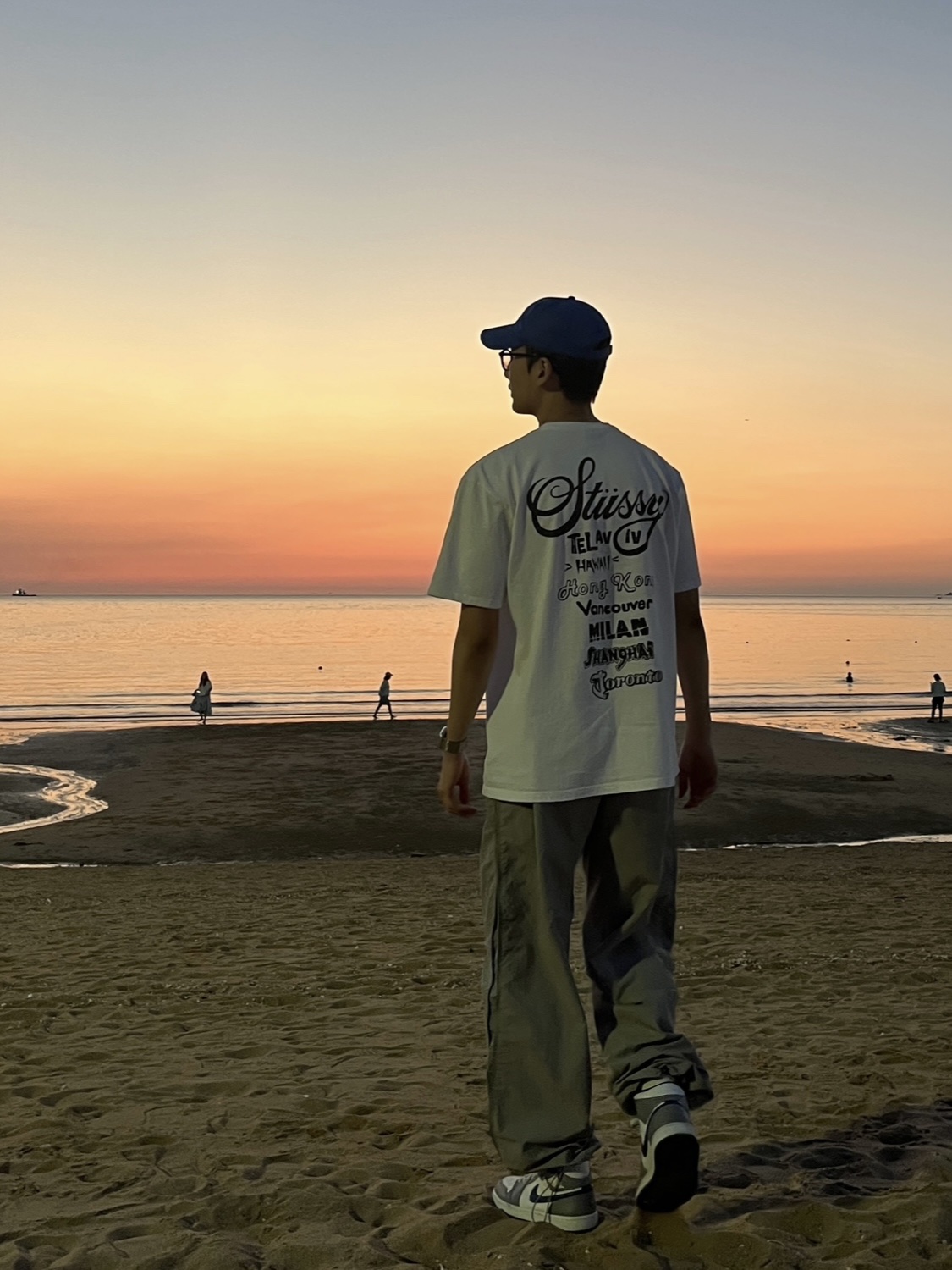 Stussy Tour T-Shirt White, Jordan 1 Mid Cement Grey True Blue 착용 스타일