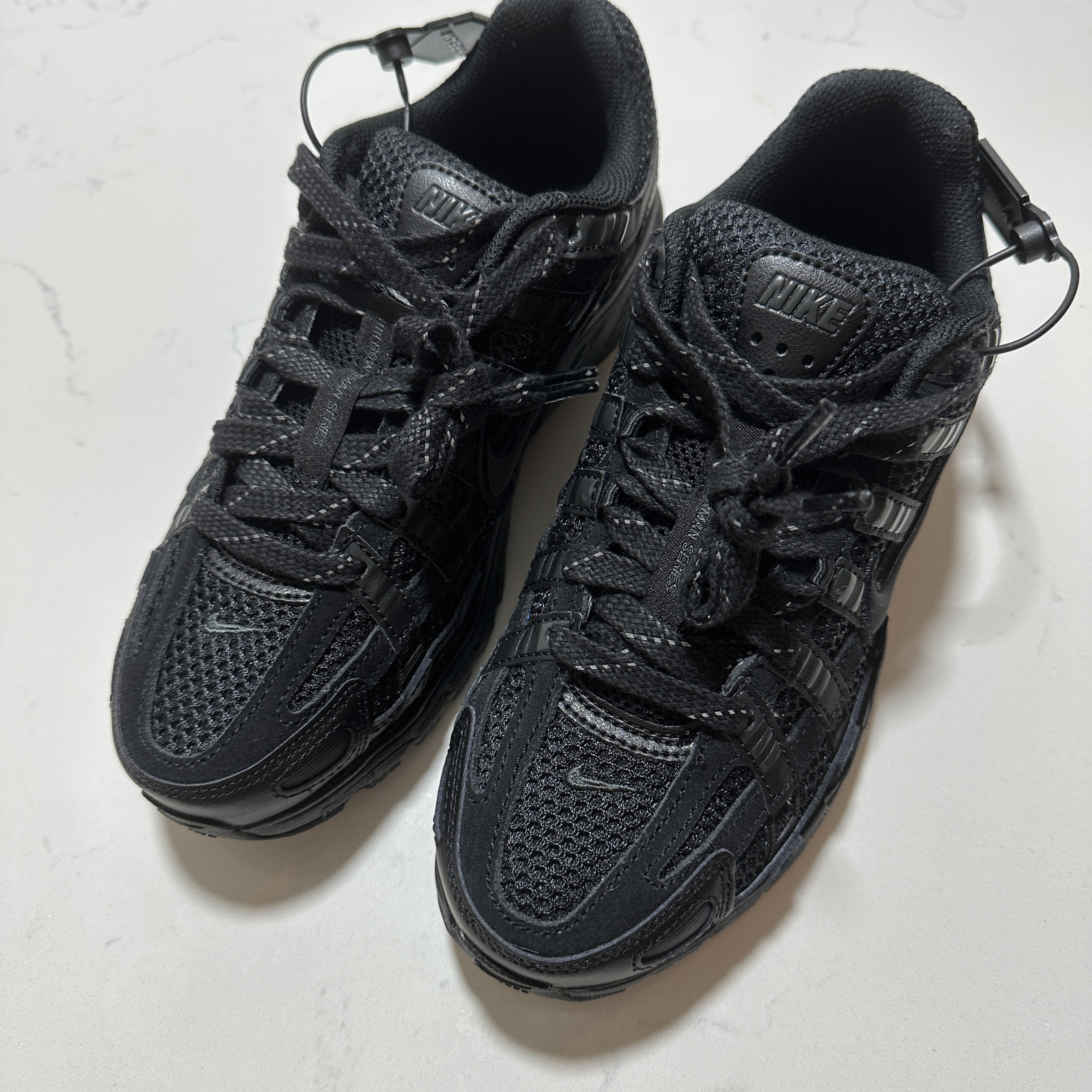 Nike P-6000 PRM Triple Black 착용 스타일