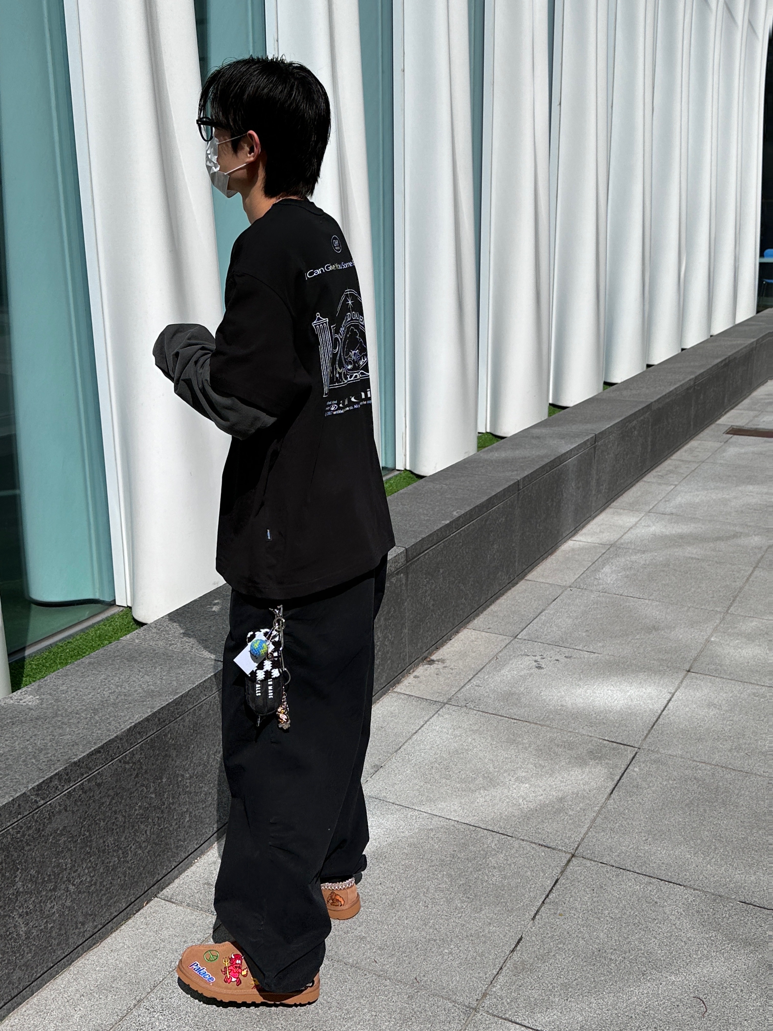 Gentle Monster x Maison Margiela MM106 Black Black, UGG x Palace Tasman Slipper Chestnut 착용 스타일 - 5