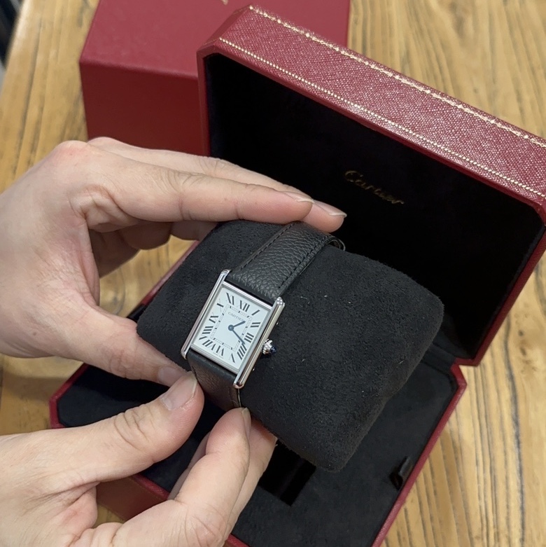 Cartier Tank Must Watch Large Quartz Steel Calfskin Black 착용 스타일