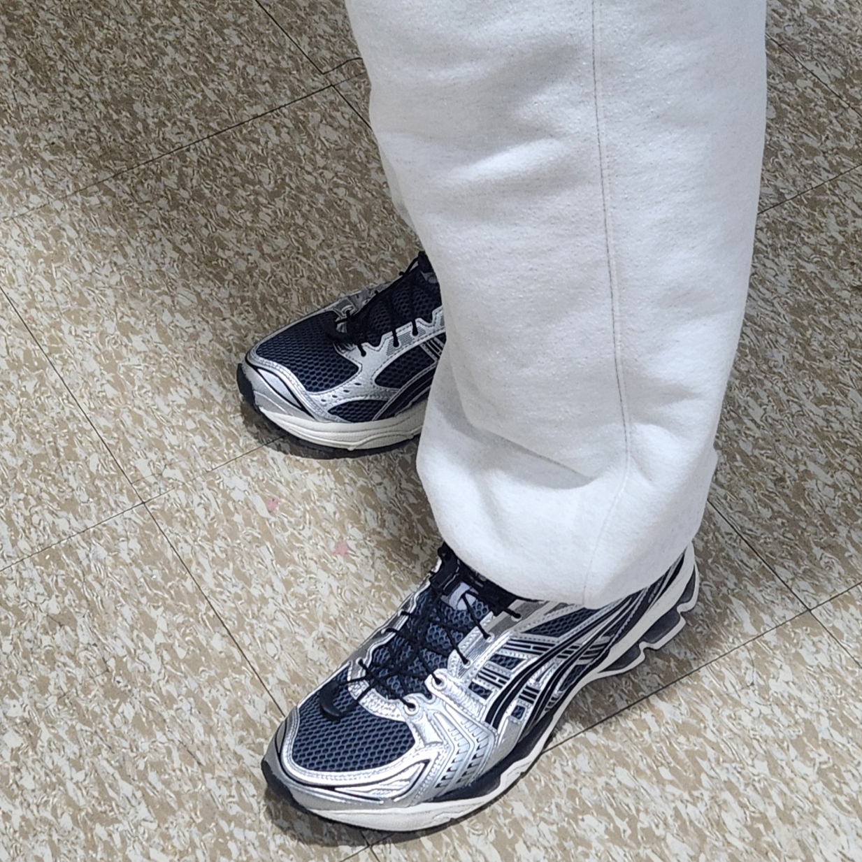 Asics Unlimited Gel-Kayano 14 Carrier Grey Black 착용 스타일