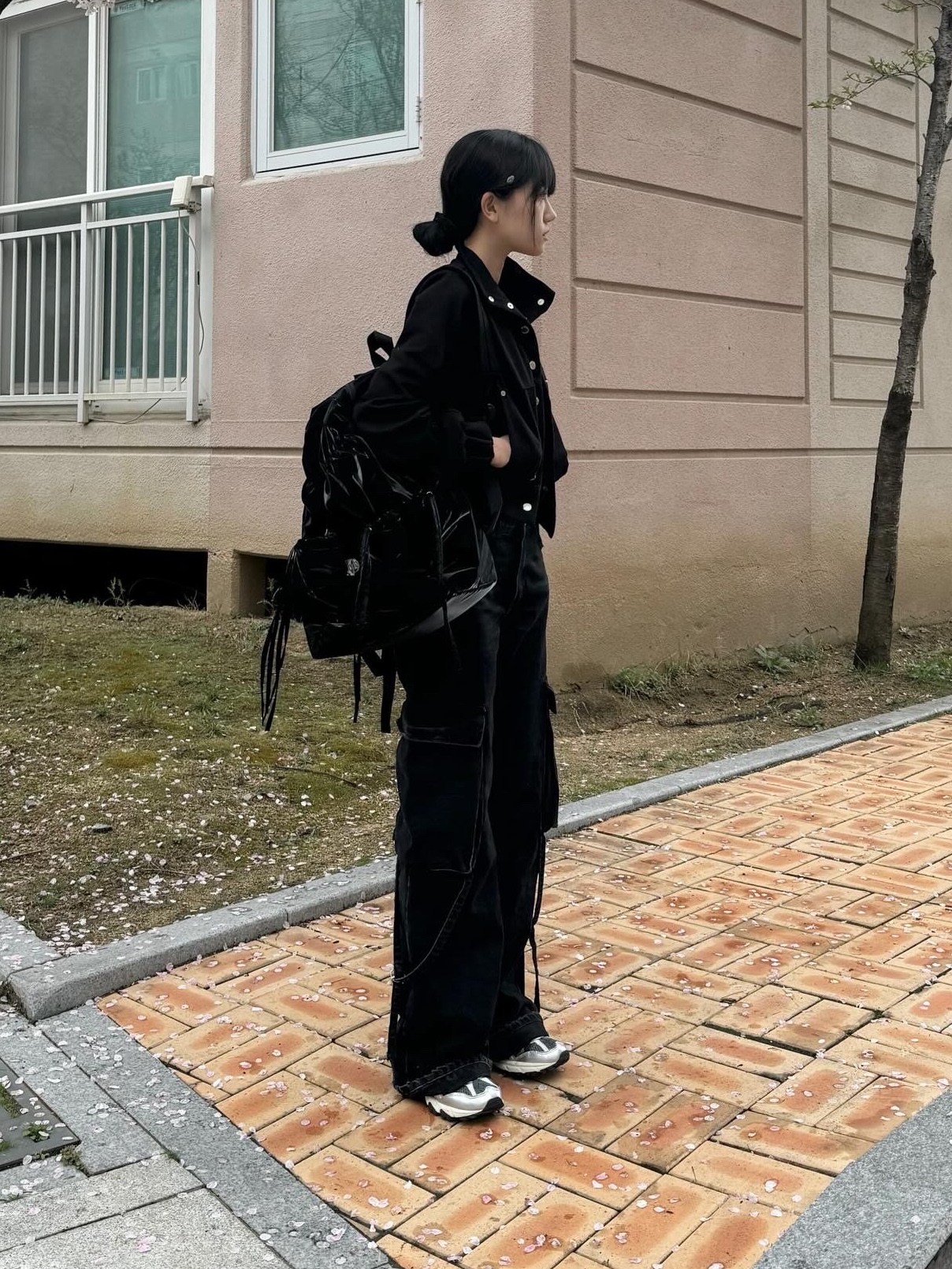 (W) Bohemian Seoul 001 Bomber Jacket Black (23 Ver.), (W) Bohemian Seoul Basic Sleeveless Crop Top Black 착용 스타일 - 2