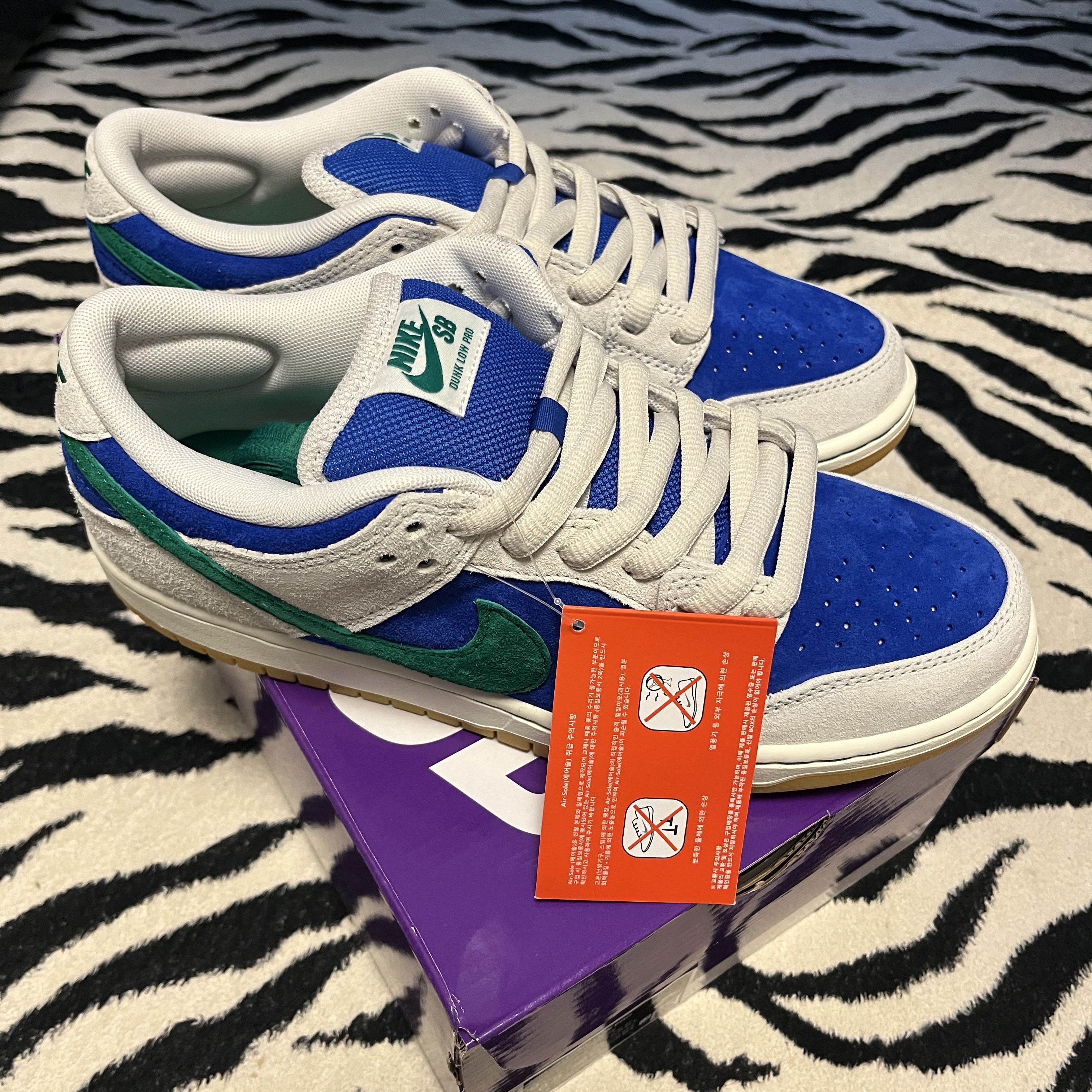 Nike SB Dunk Low Pro Phantom and Hyper Royal 착용 스타일 - 2