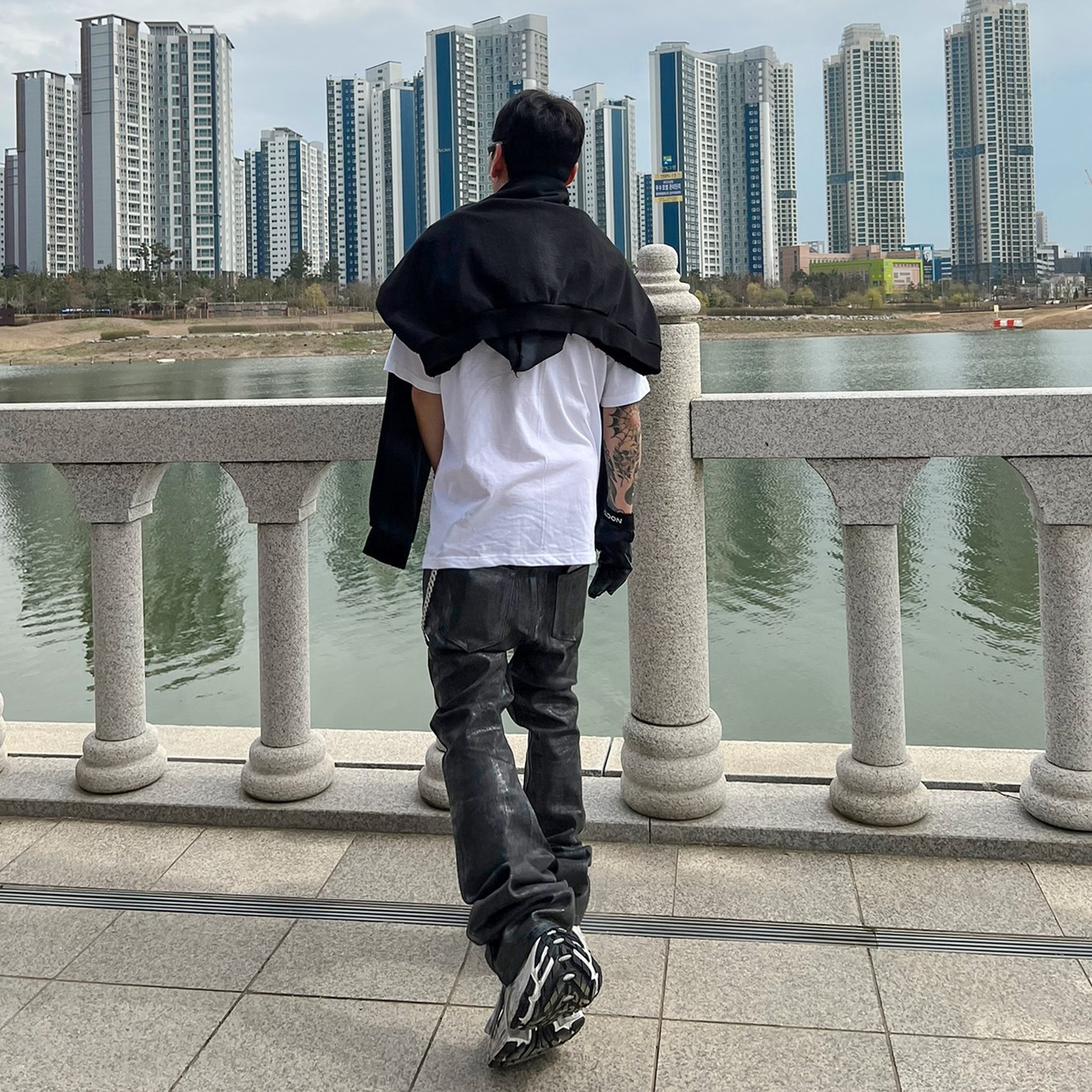 Balenciaga 10XL Sneakers White Black Grey 착용 스타일 - 5