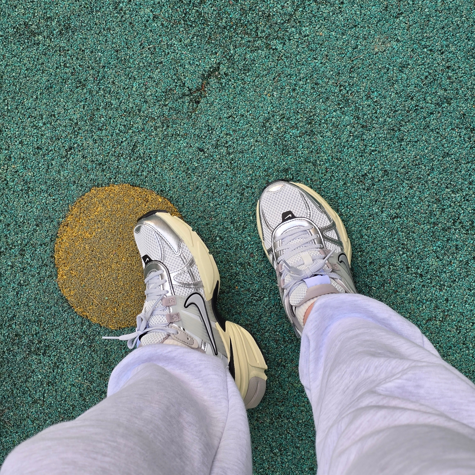 Nike V2K Run Summit White Metallic Silver 착용 스타일 - 2