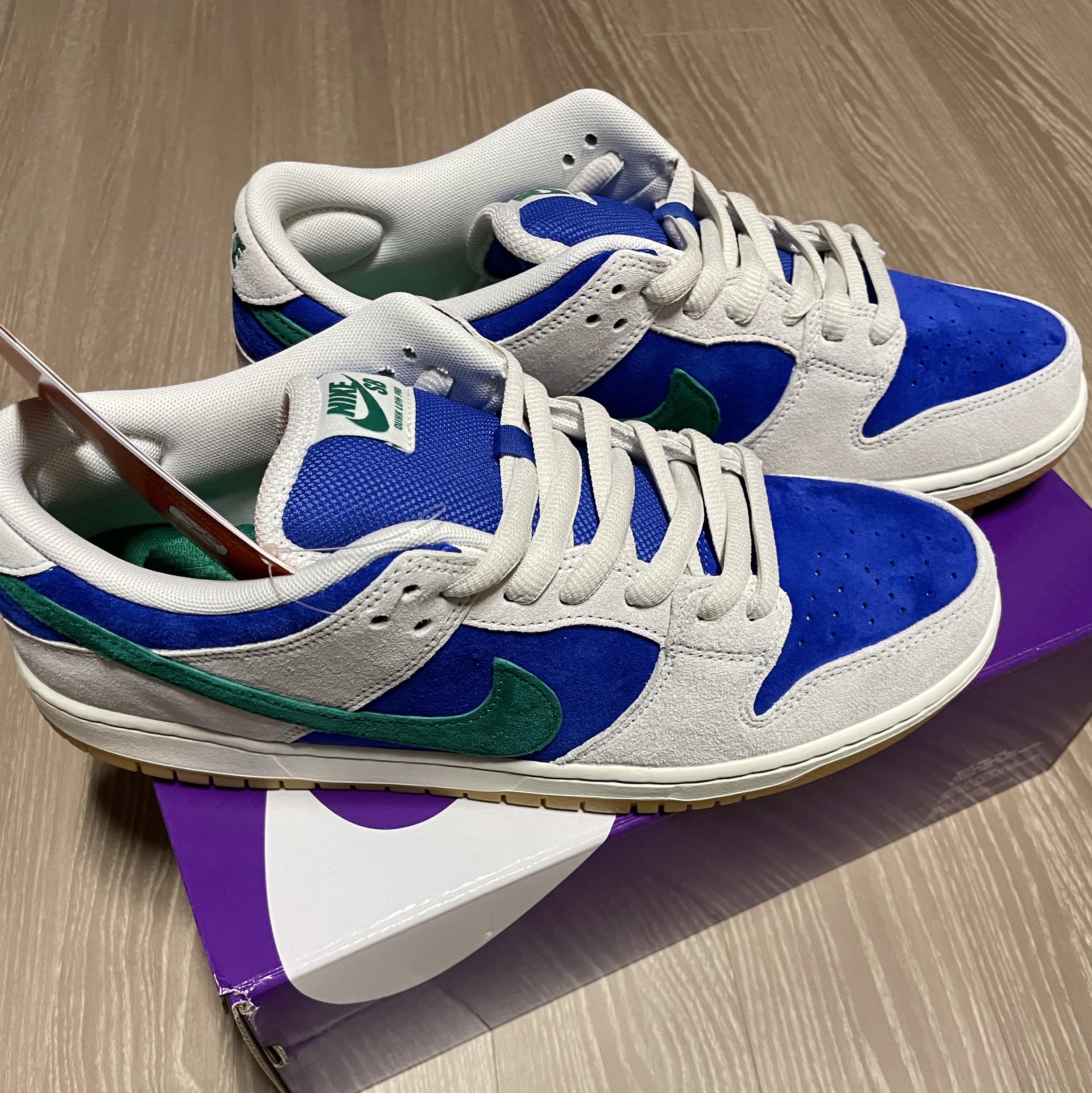 Nike SB Dunk Low Pro Phantom and Hyper Royal 착용 스타일 - 3