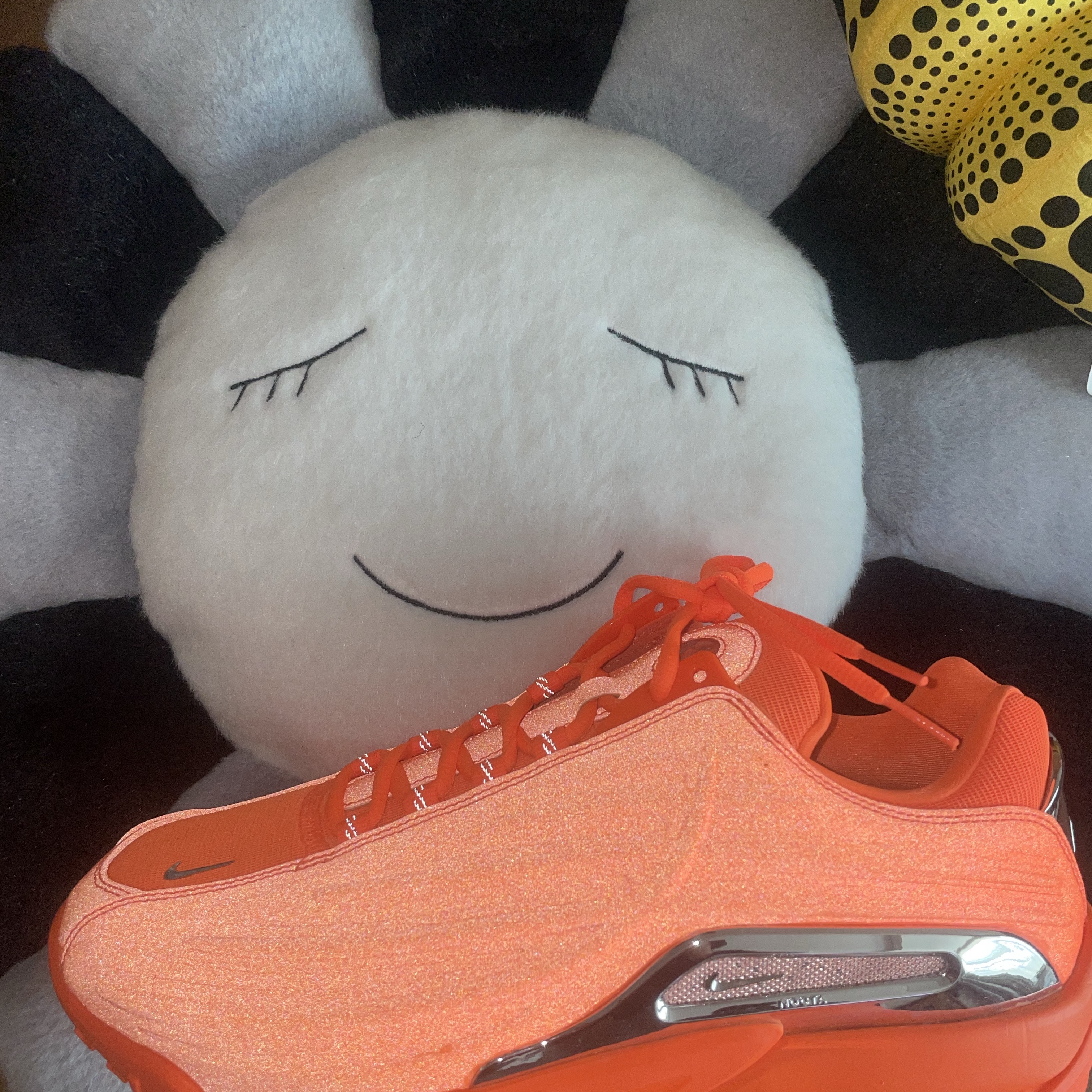 Kaikai Kiki Flower Cushion 60cm Grey Black, Nike x Drake Nocta Hot Step 2 Total Orange 착용 스타일 - 2