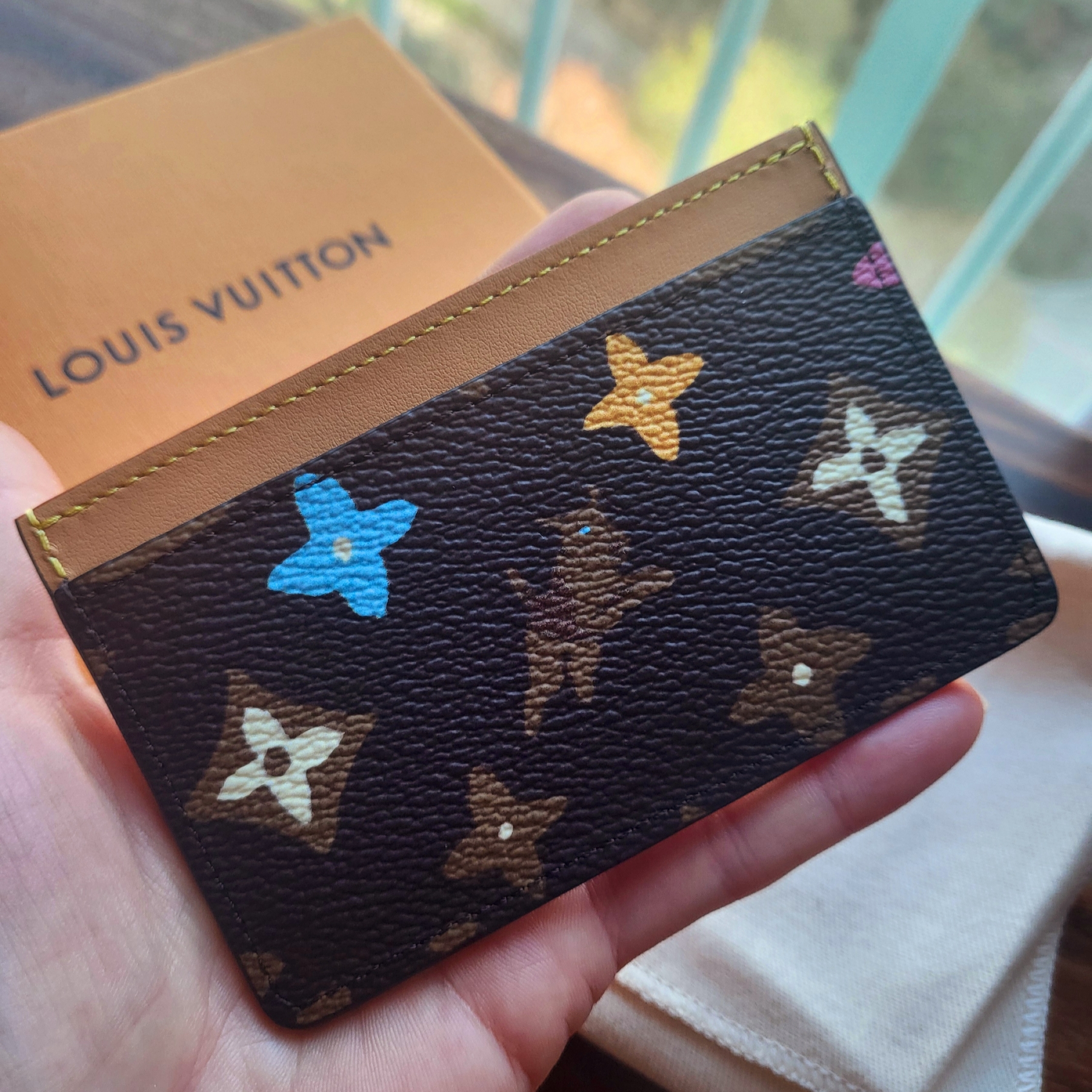 Louis Vuitton Card Holder Chocolate 착용 스타일