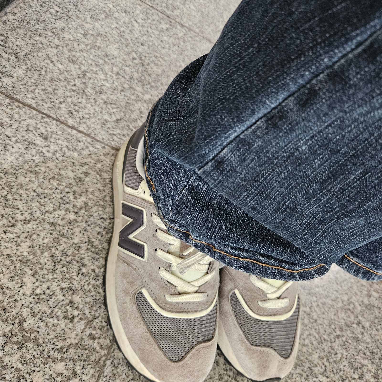 New Balance 574 Legacy Grey 착용 스타일 - 2
