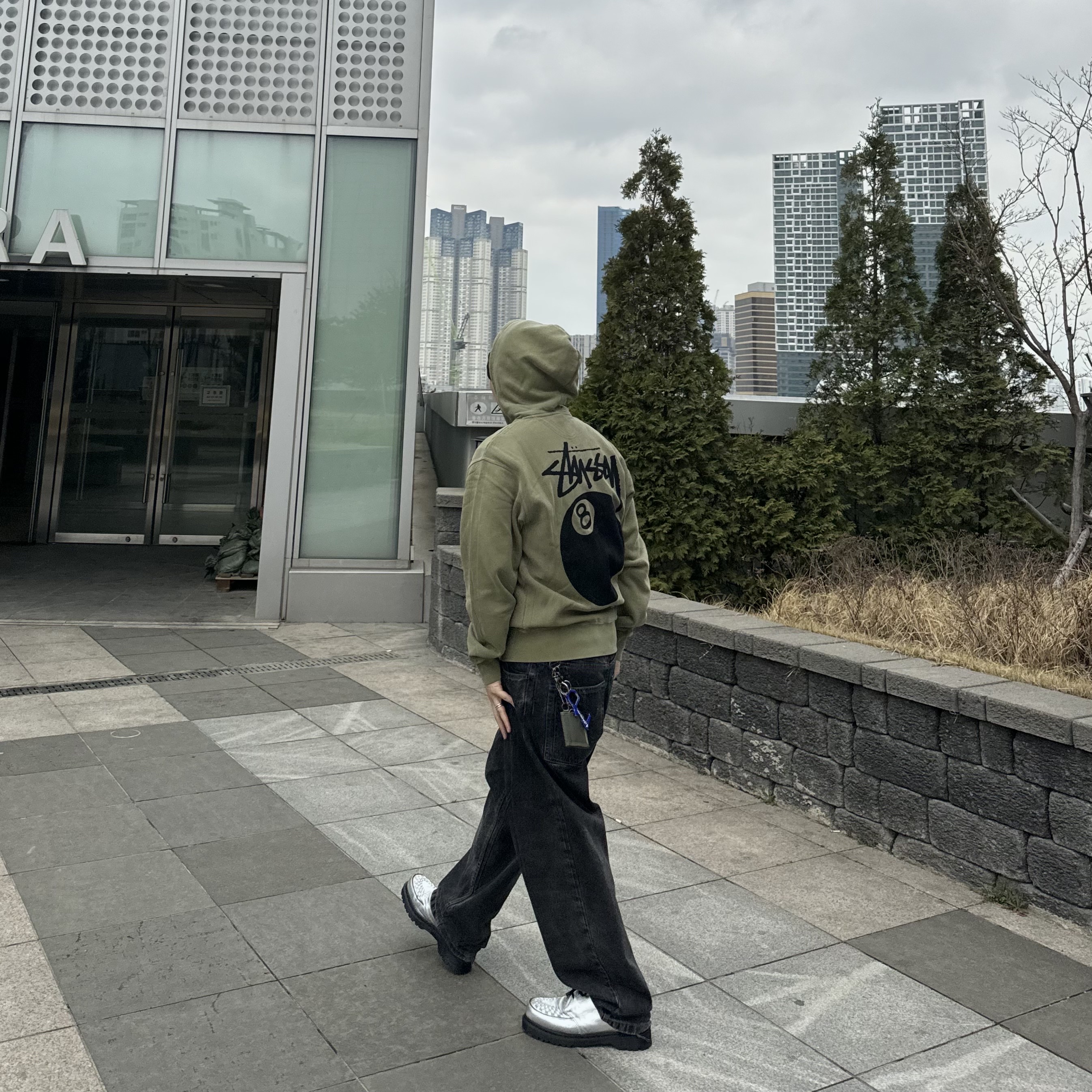 Stussy 8 Ball Pigment Dyed Zip Hoodie Olive, Dr. Martens x Supreme Ramsey Creeper Silver 착용 스타일