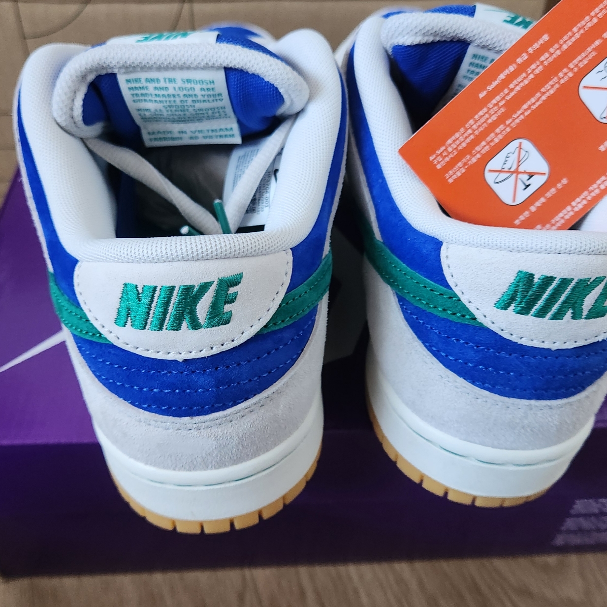 Nike SB Dunk Low Pro Phantom and Hyper Royal 착용 스타일 - 2