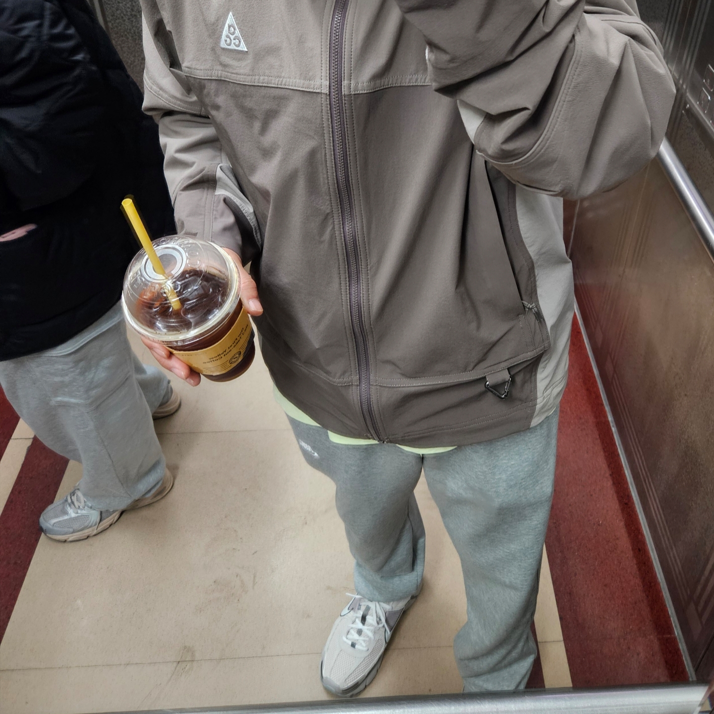 Nike ACG Sun Farer Jacket Ironstone - Asia, Nike Zoom Vomero 5 SE Light Orewood Brown 착용 스타일