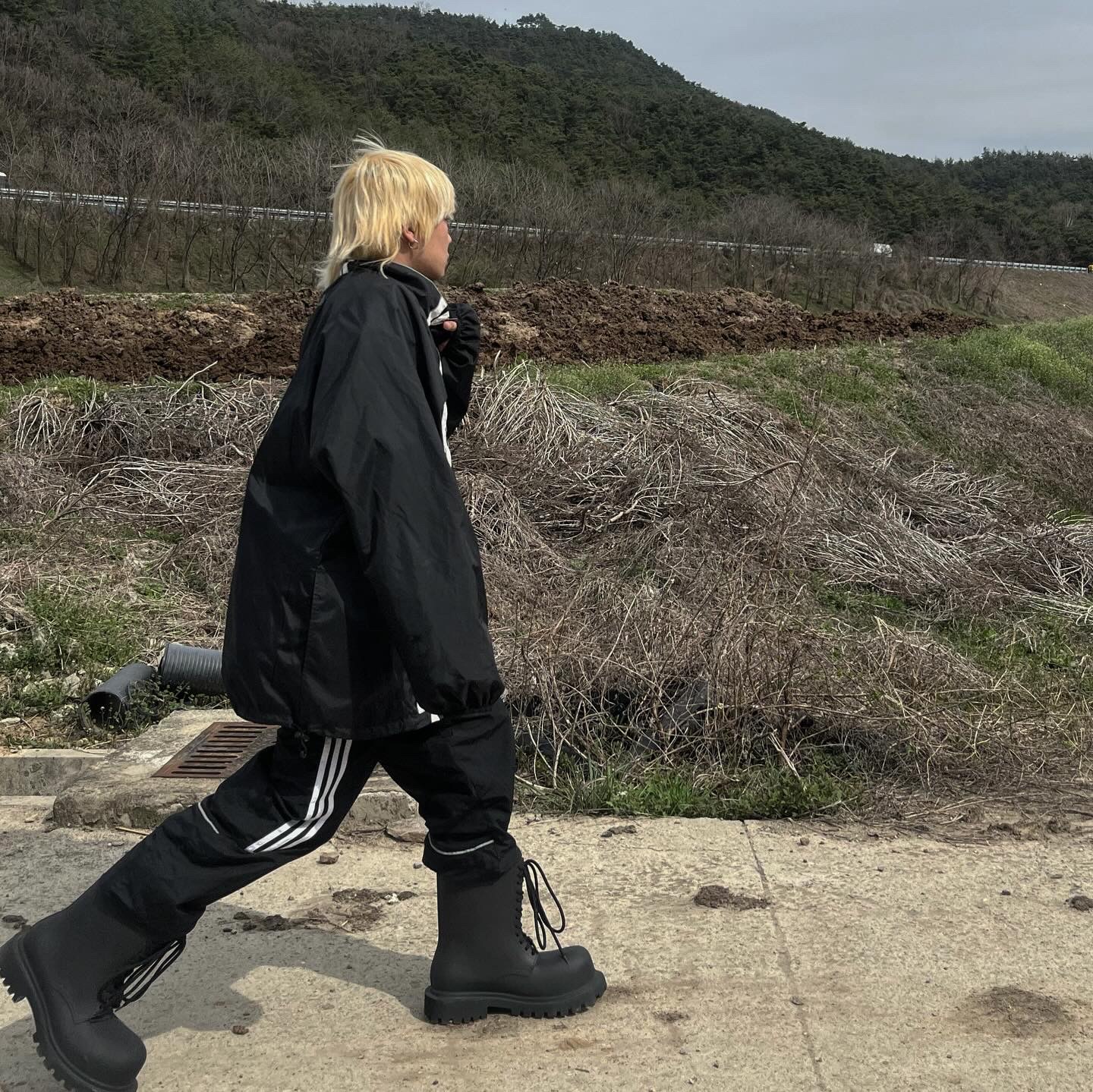 Balenciaga XL Army Boots Full Eva Black 착용 스타일 - 2