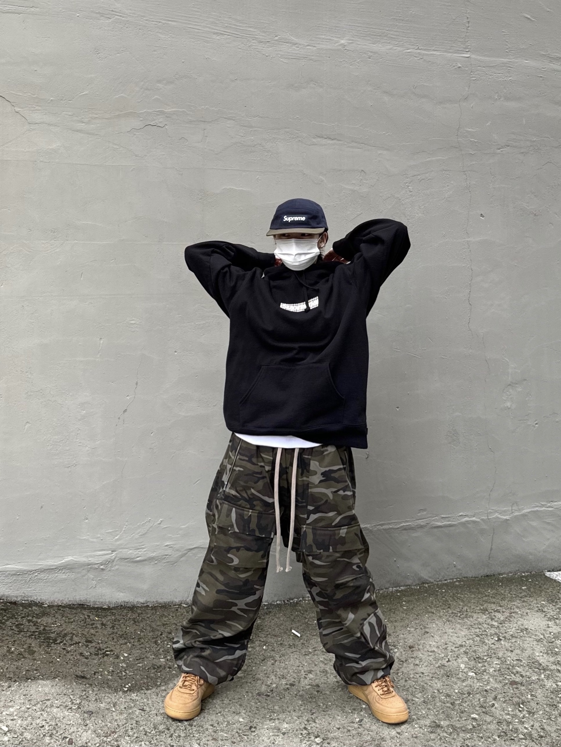 Supreme x Burberry Box Logo Hooded Sweatshirt Black - 22SS, Supreme 2-Tone Camp Cap Navy - 23FW 착용 스타일 - 1
