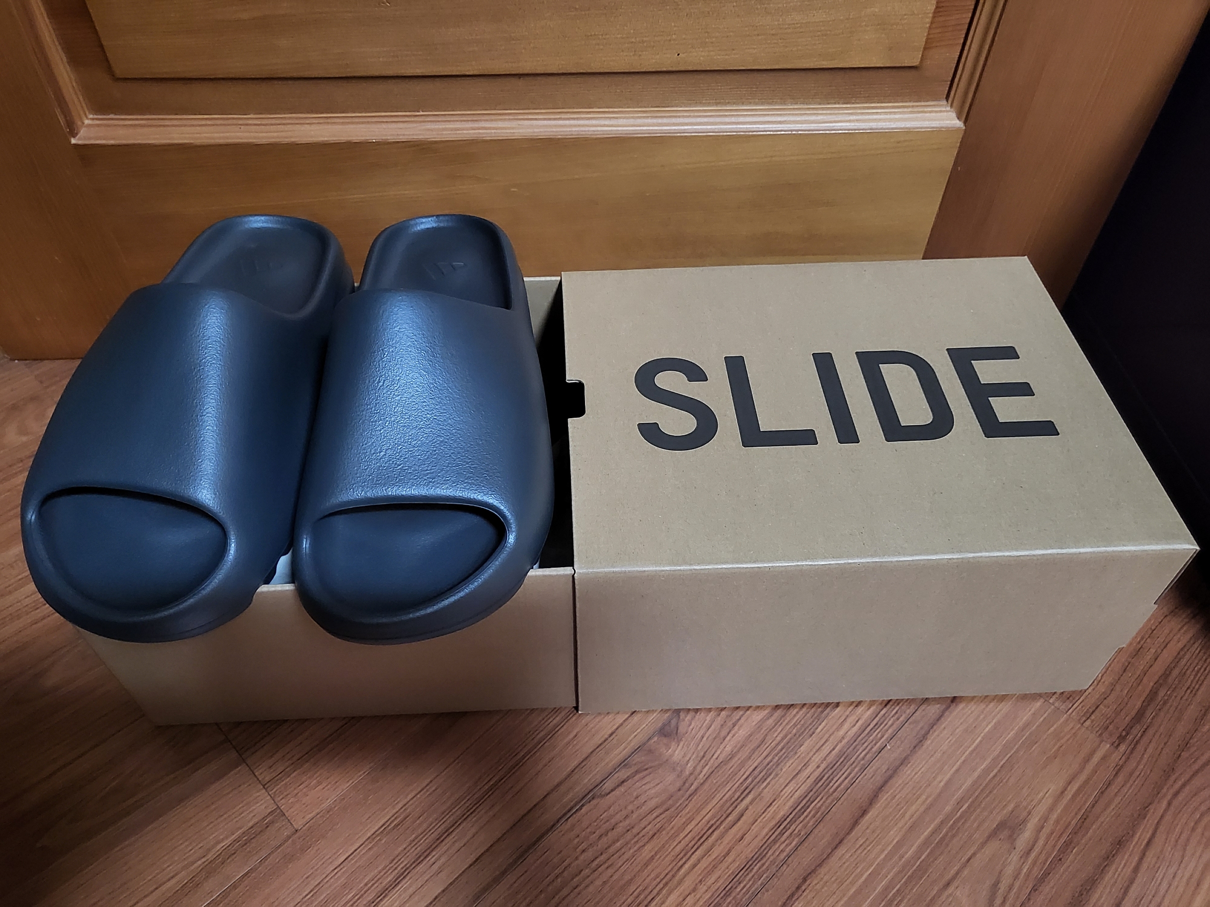 Adidas Yeezy Slide Dark Onyx 2024 착용 스타일
