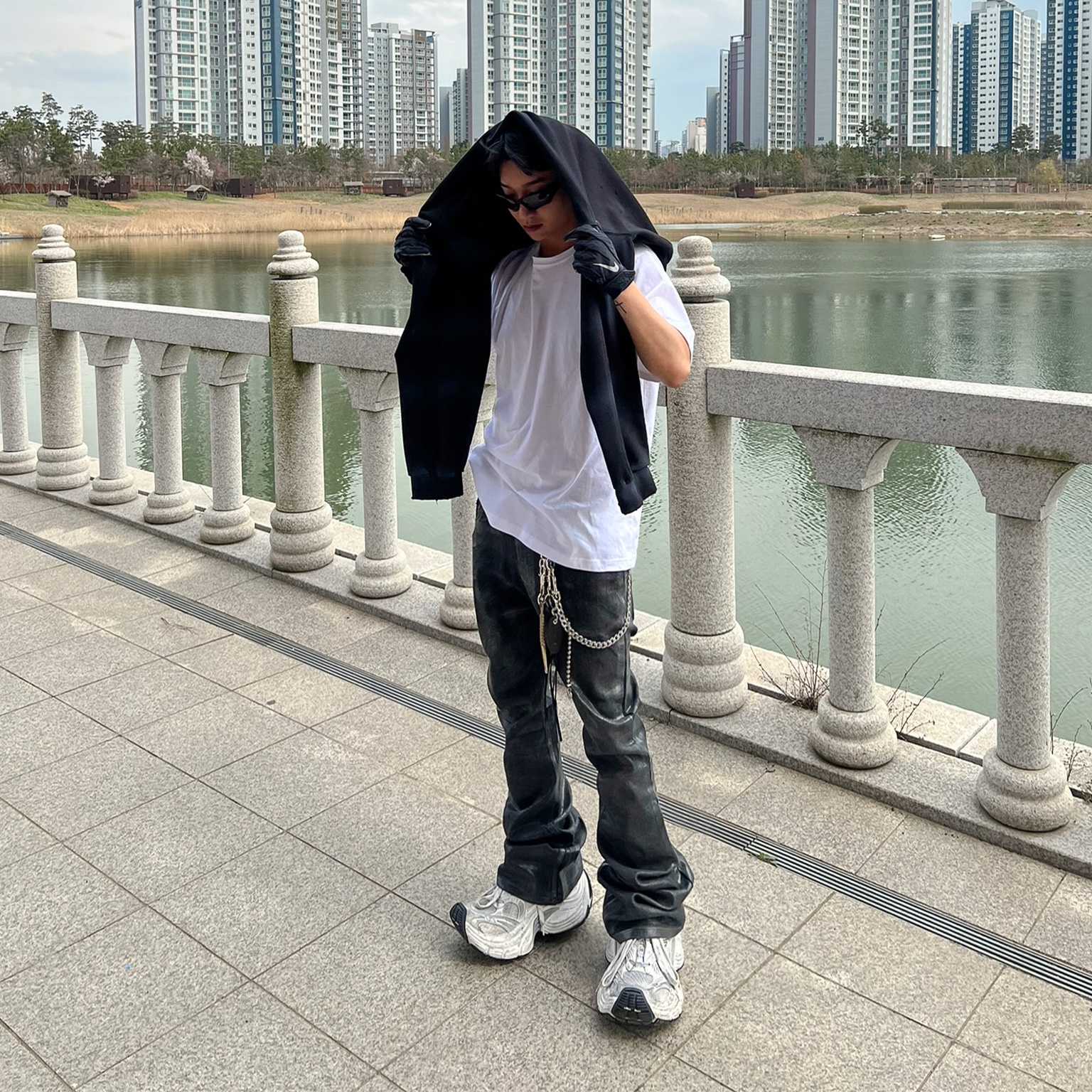 Balenciaga 10XL Sneakers White Black Grey 착용 스타일 - 1