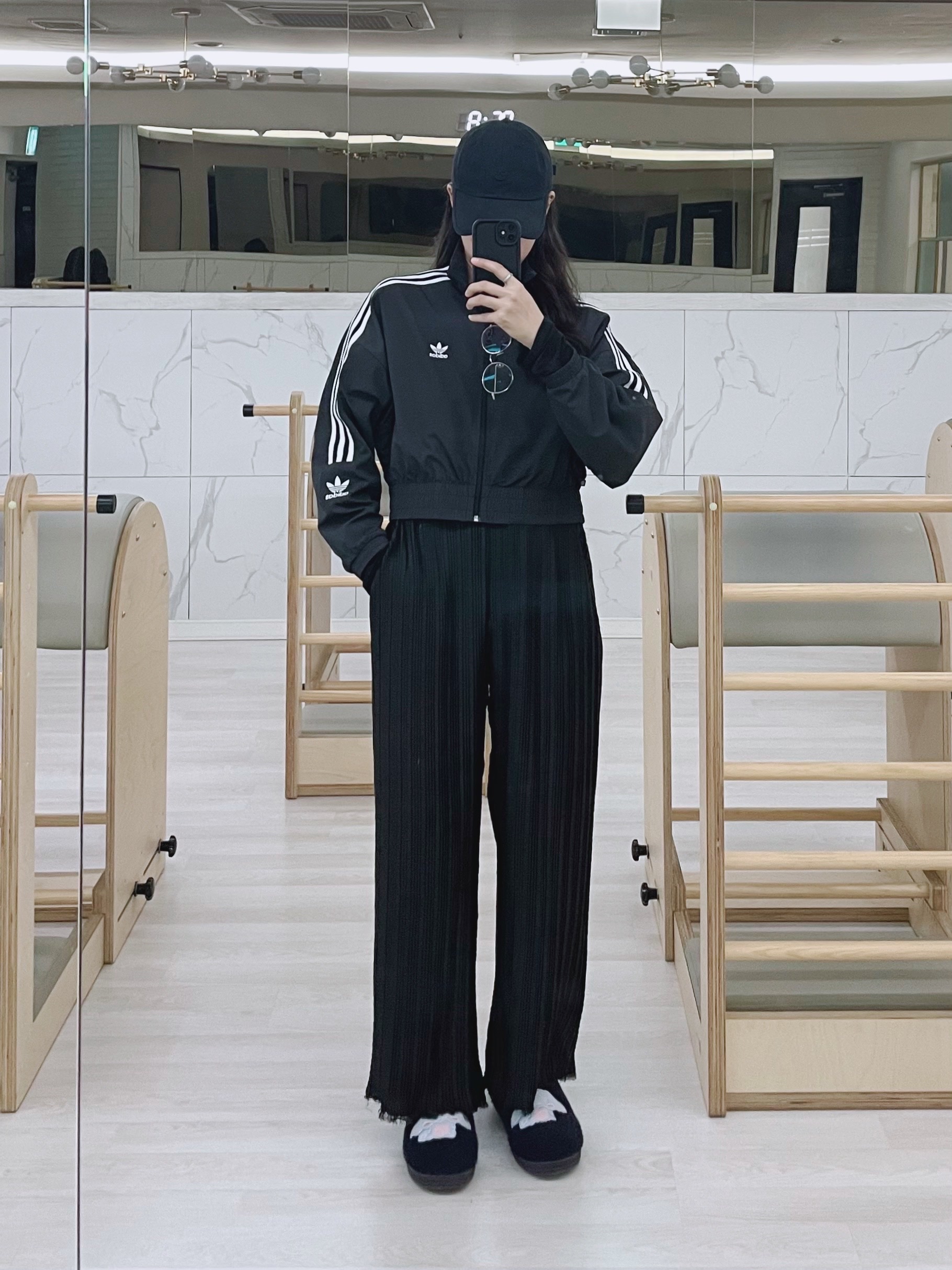Adidas Samba OG Cloud White, (Kids) Adidas Adicolor Crop Track Jacket Black - US Sizing 착용 스타일 - 2