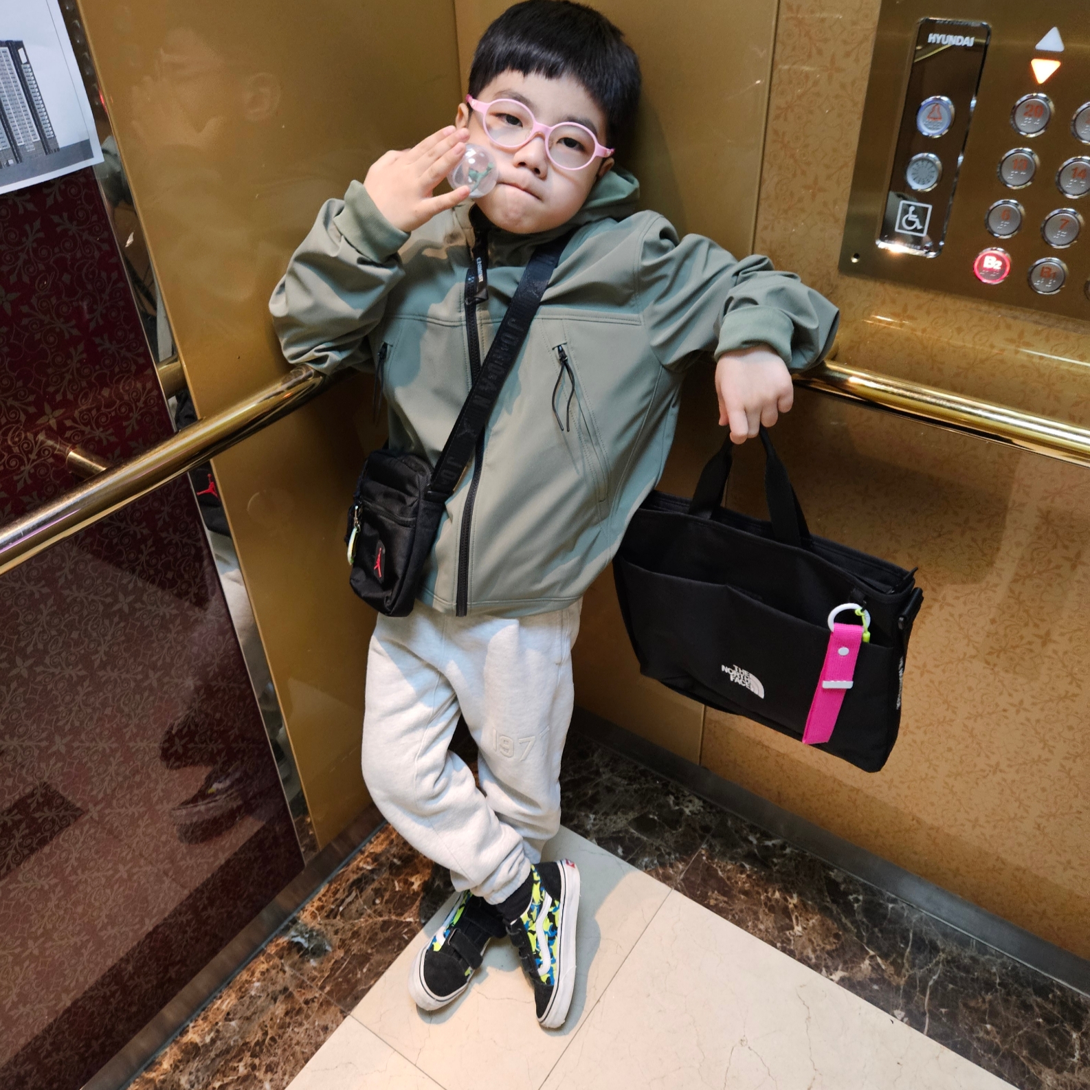 (Kids) C.P. Company U16 Shell-R Goggle Jacket Bronze Green - 23SS, (Kids) Vans x Disney 100th Anniversary OG Family Old Skool V Black 착용 스타일 - 3