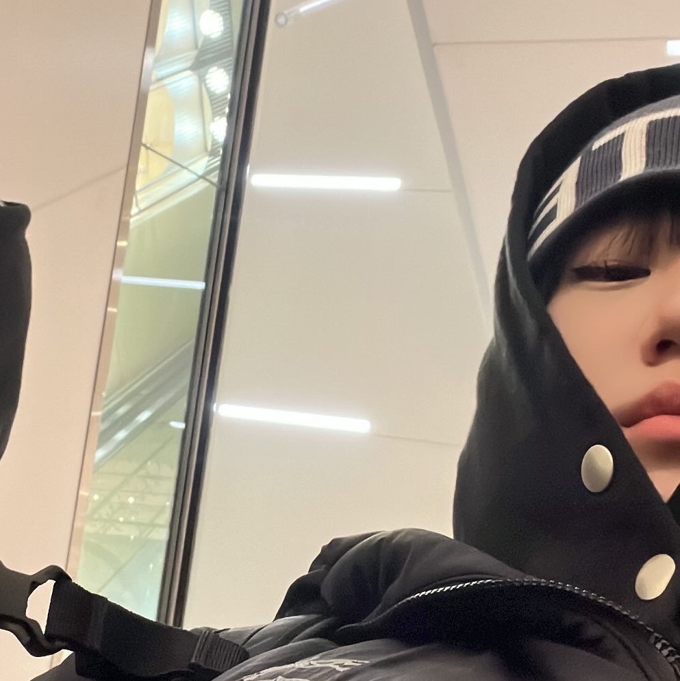 Arc'teryx Atom LT Hoody Black, Arc'teryx Word Head Toque Black Sapphire 착용 스타일 - 1