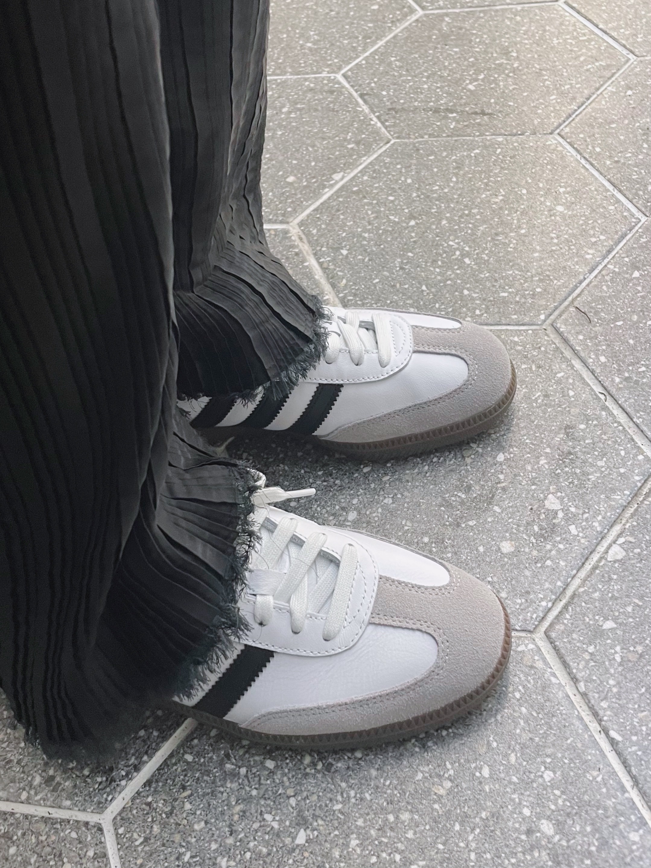 Adidas Samba OG Cloud White, (Kids) Adidas Adicolor Crop Track Jacket Black - US Sizing 착용 스타일 - 1