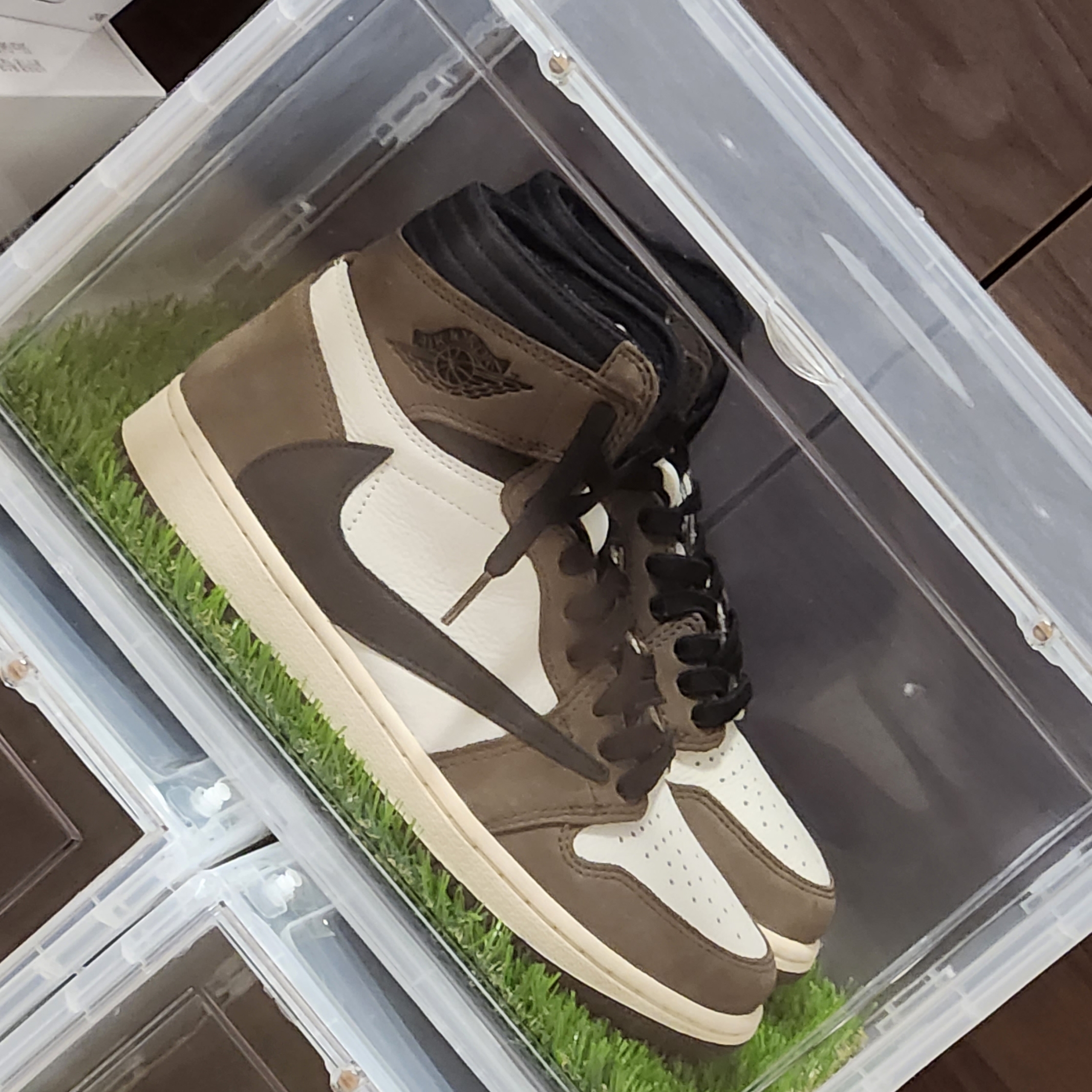 Jordan 1 x Travis Scott Retro High OG SP Mocha, Nike x Stussy Reversible Jacket Black (FJ9153-010) 착용 스타일 - 3