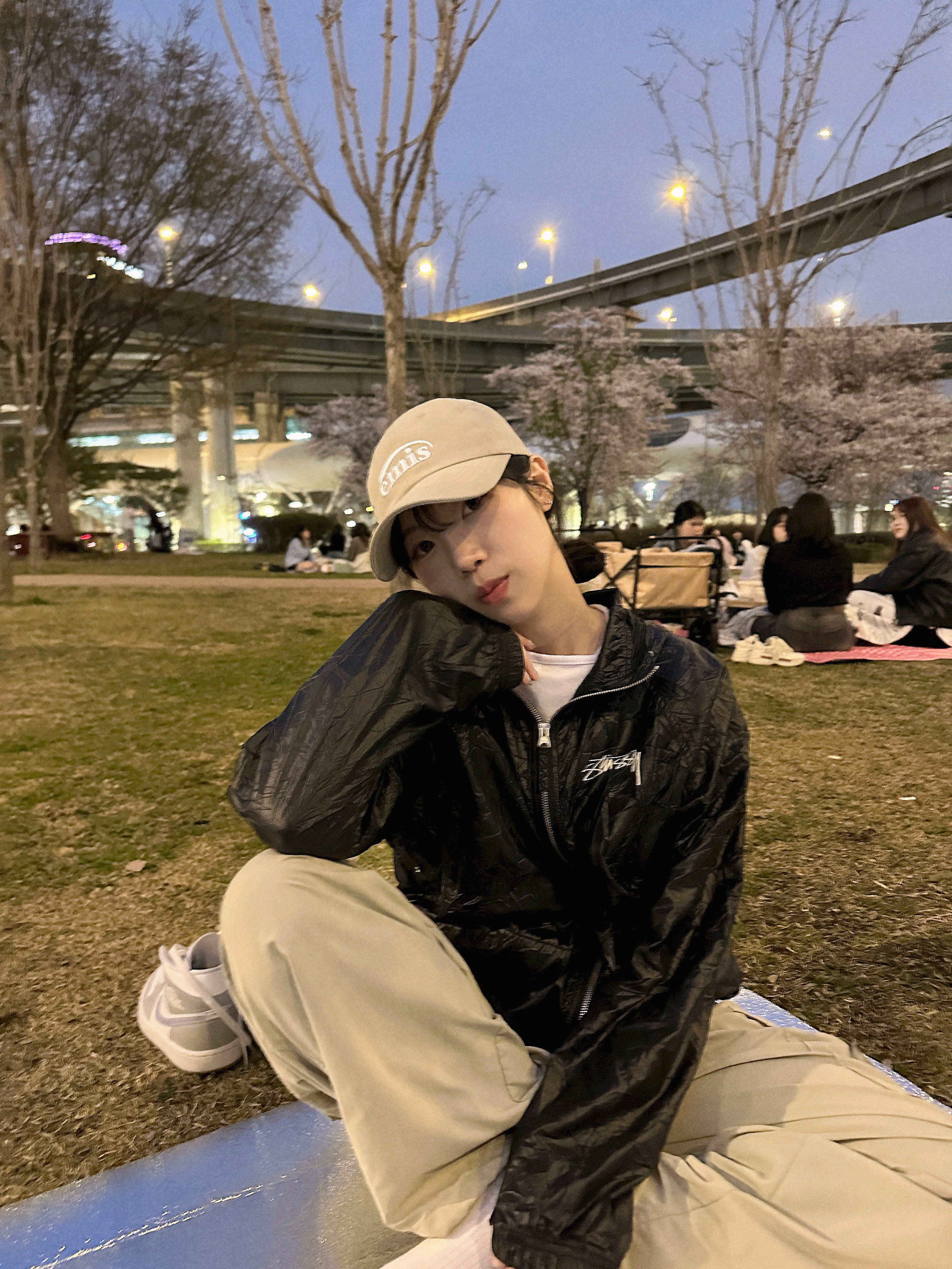 Stussy Beach Shell Wrinkled Nylon Jacket Black, Emis New Logo Emis Cap Beige 착용 스타일 - 1