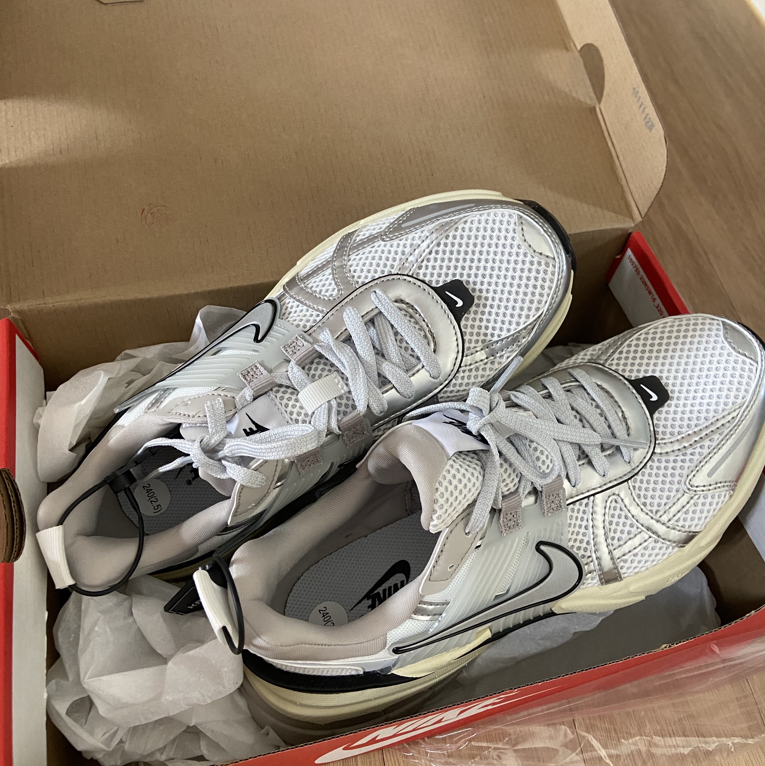 Nike V2K Run Summit White Metallic Silver 착용 스타일